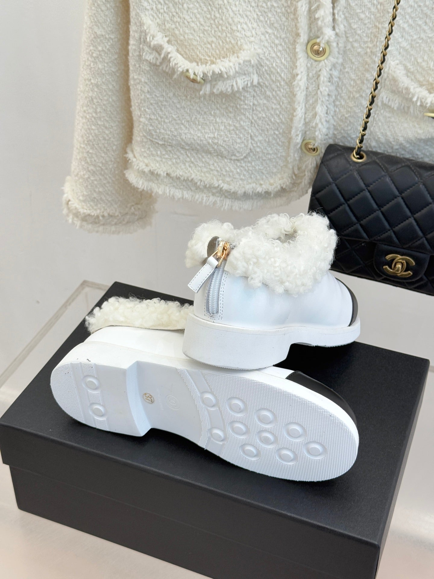 CC 25s  Furry Snow Boots White Black Leather Wool 512065