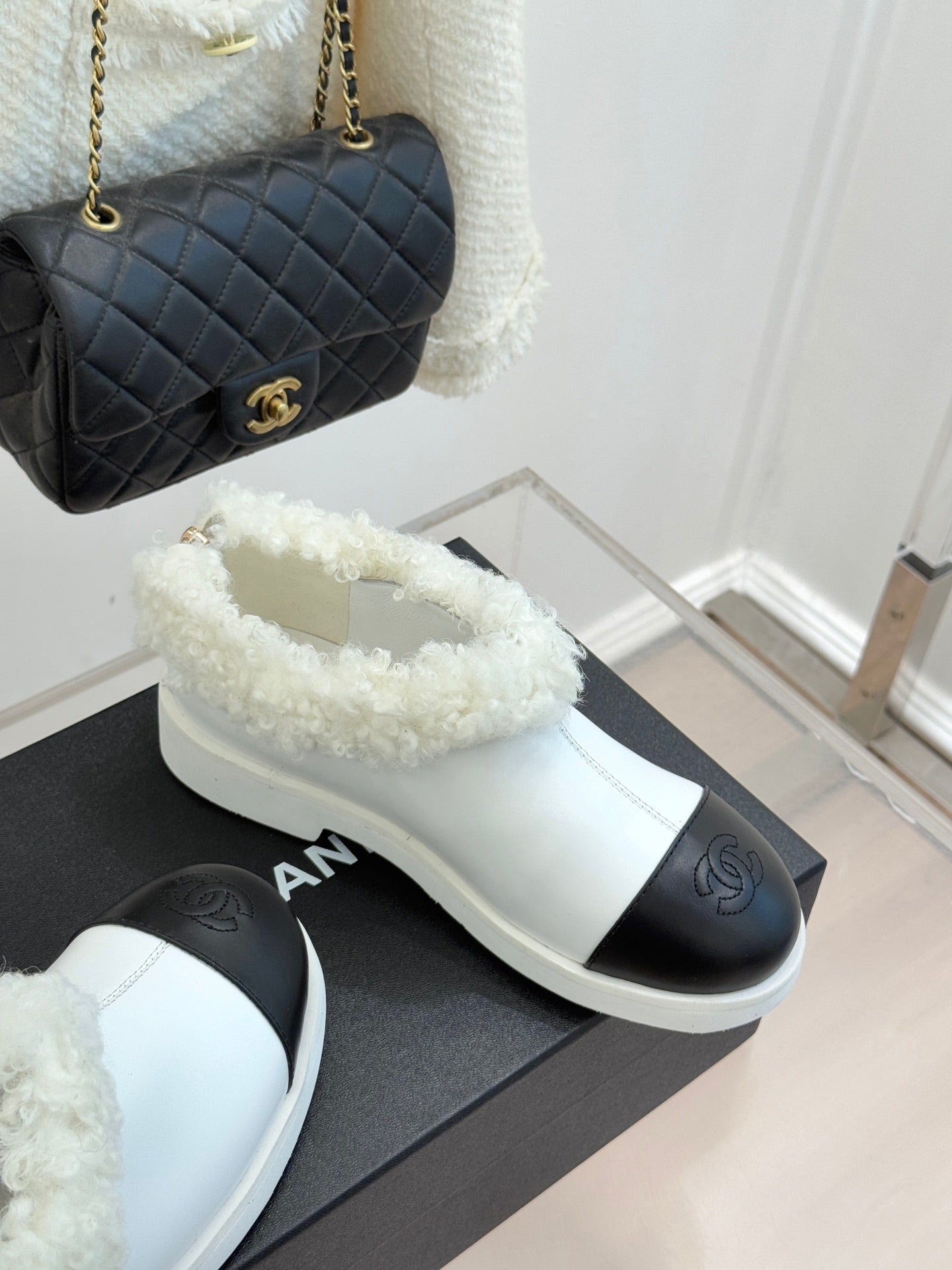 CC 25s  Furry Snow Boots White Black Leather Wool 512065