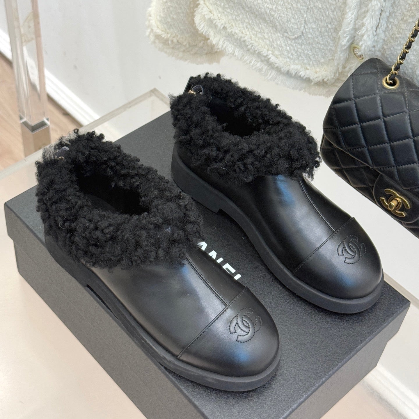 CC 25s  Furry Snow Boots Black Leather Wool 512066
