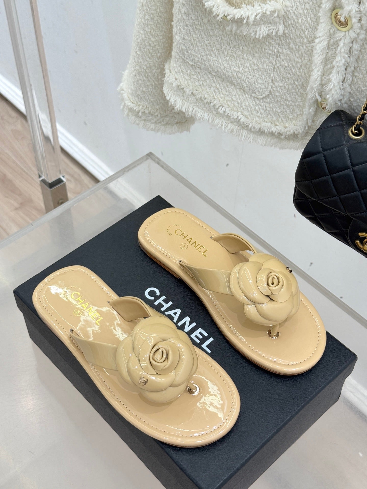 CC 26 Camellia Thong Sandal Beige Patent Leather 609991