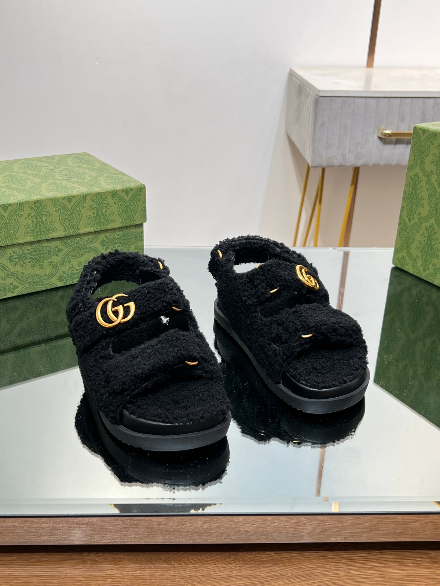 DAD SANDALS IN BLACK FLEECE