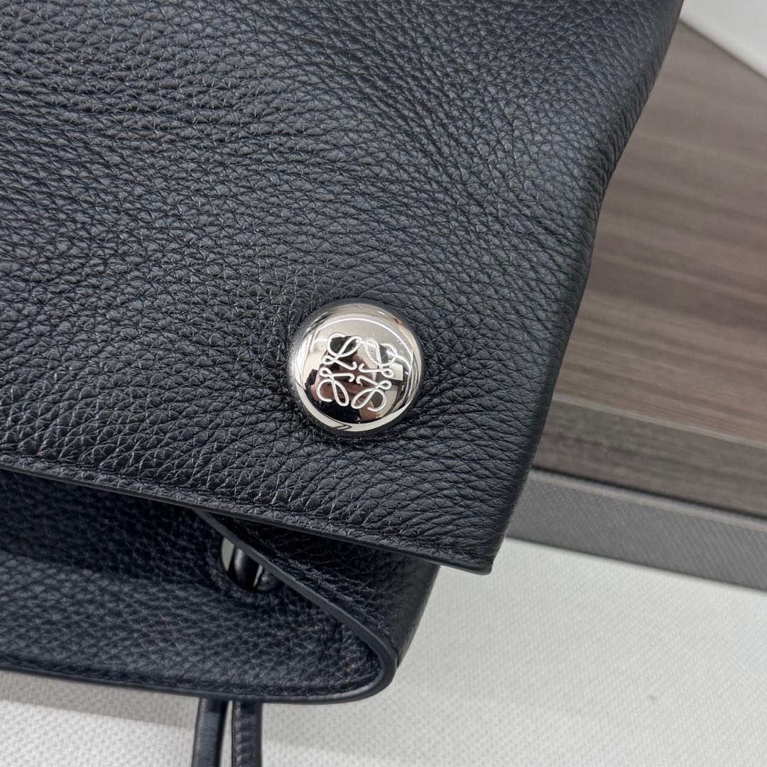 Loewe Pebble Hobo Bag 28 Black Calfskin 280590