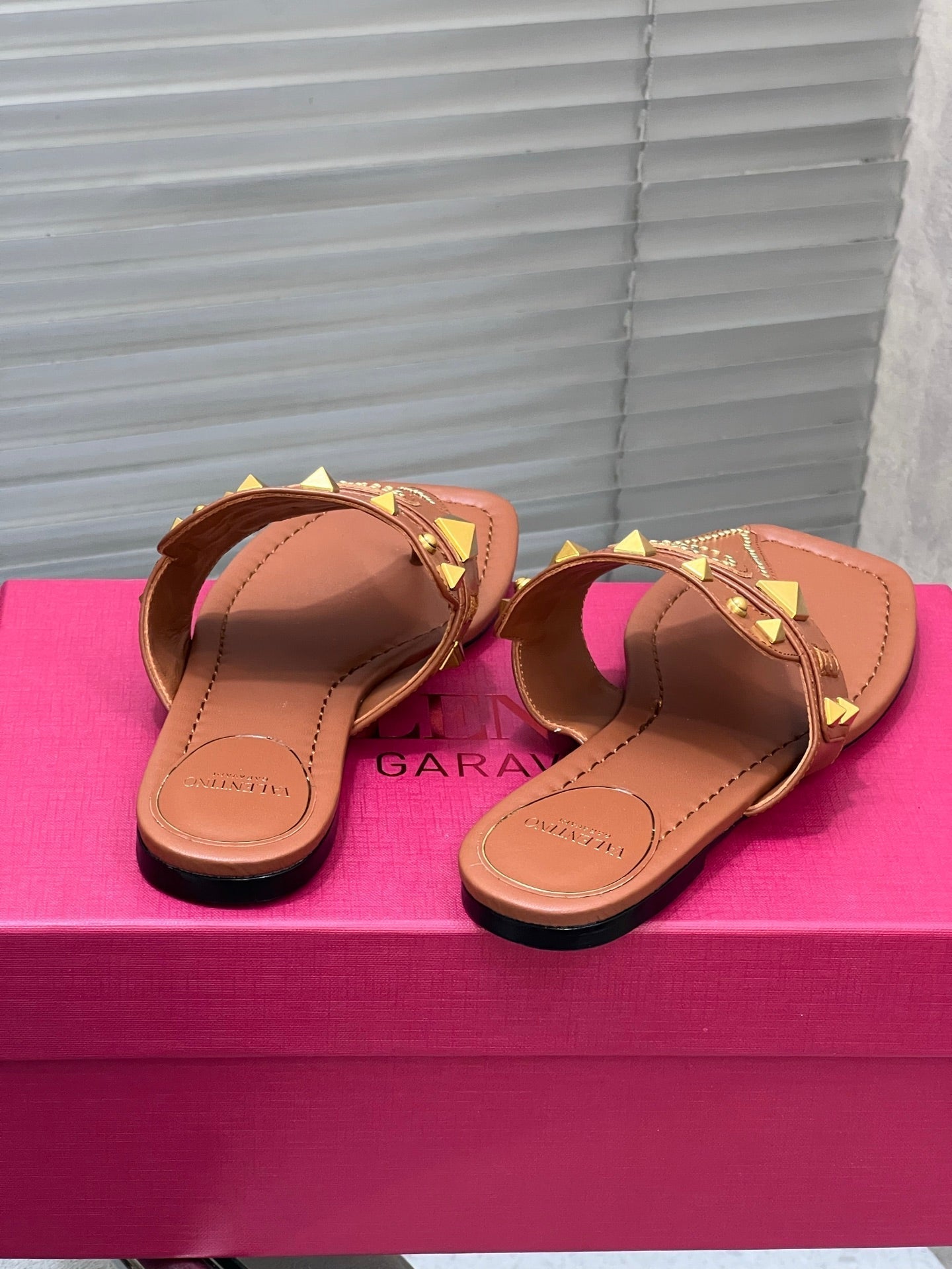 VT Rockstud Thong Sandals Brown Cowhide
