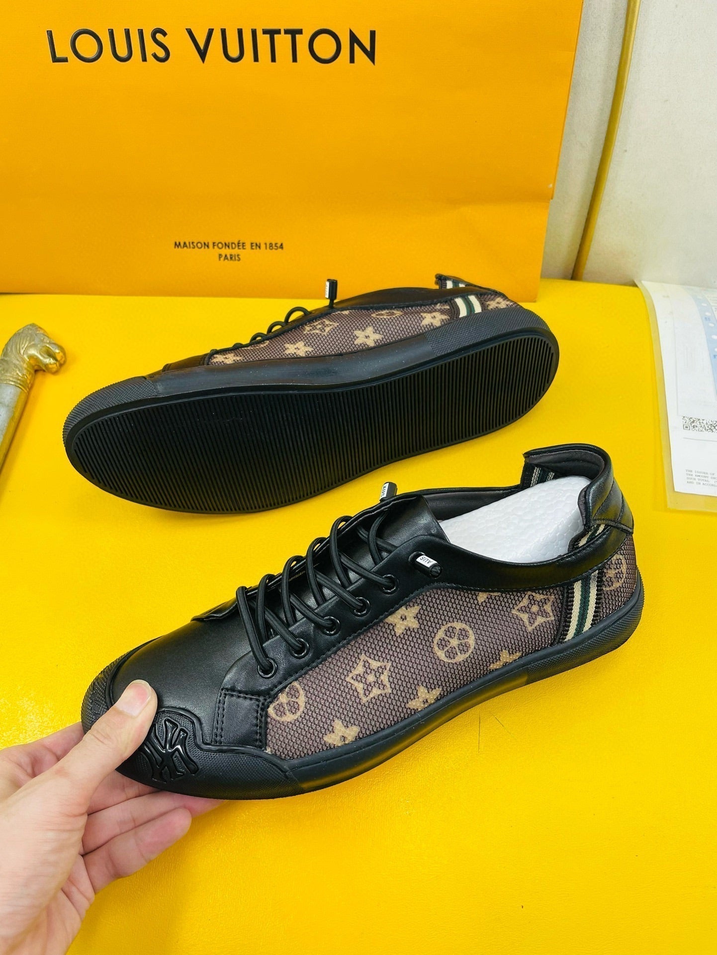 LV SNEAKER BROWN MONOGRAM JACQUARD AND BLACK CALFSKIN