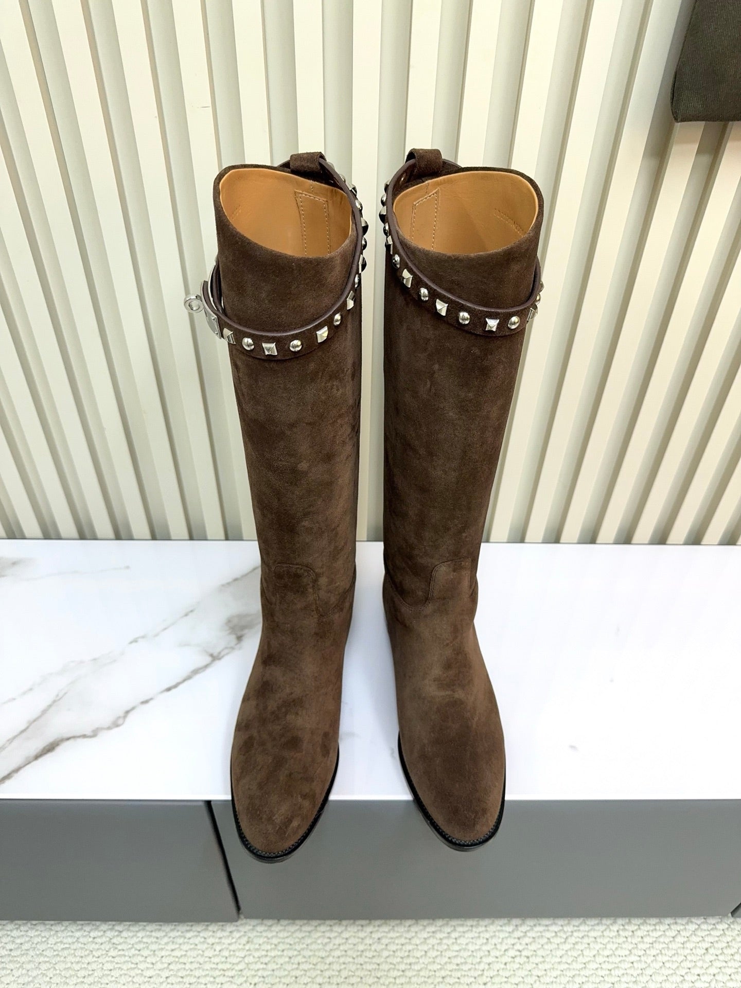 HM 25ss Kelly Buckle Riding Boots Dark Brown Suede 576118