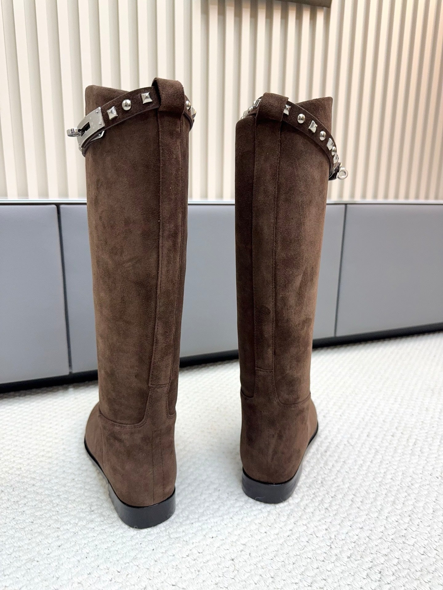HM 25ss Kelly Buckle Riding Boots Dark Brown Suede 576118