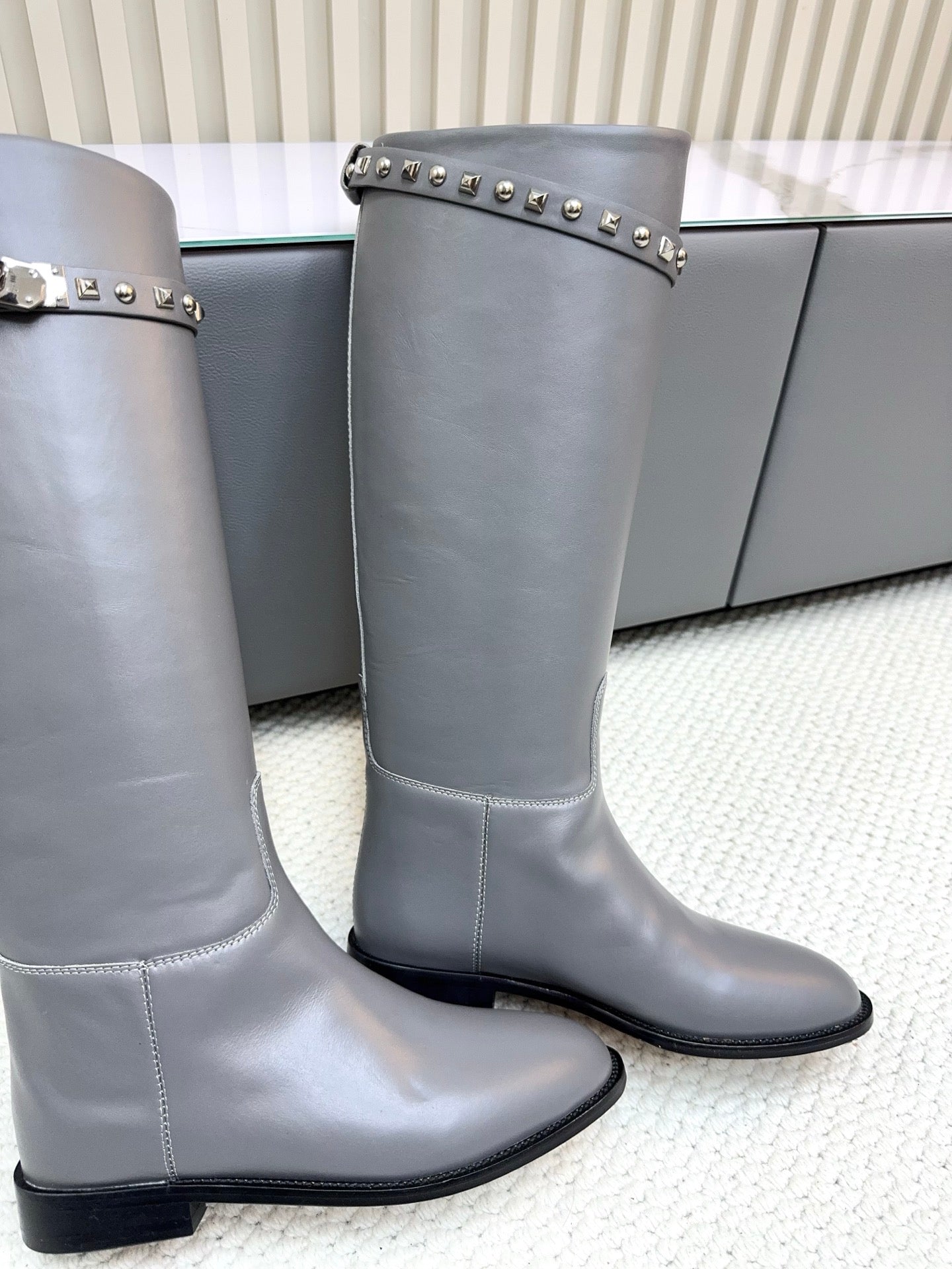 HM 25ss Kelly Buckle Riding Boots Gray Cowhide 576120