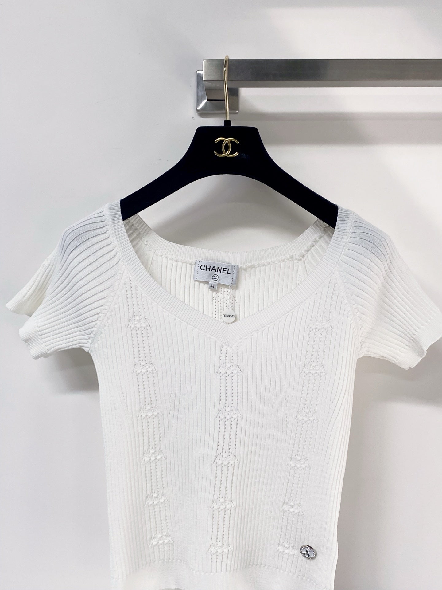 Chanel 2026 V-neckline Short-Sleeve Knit Top White Viscosa 454027