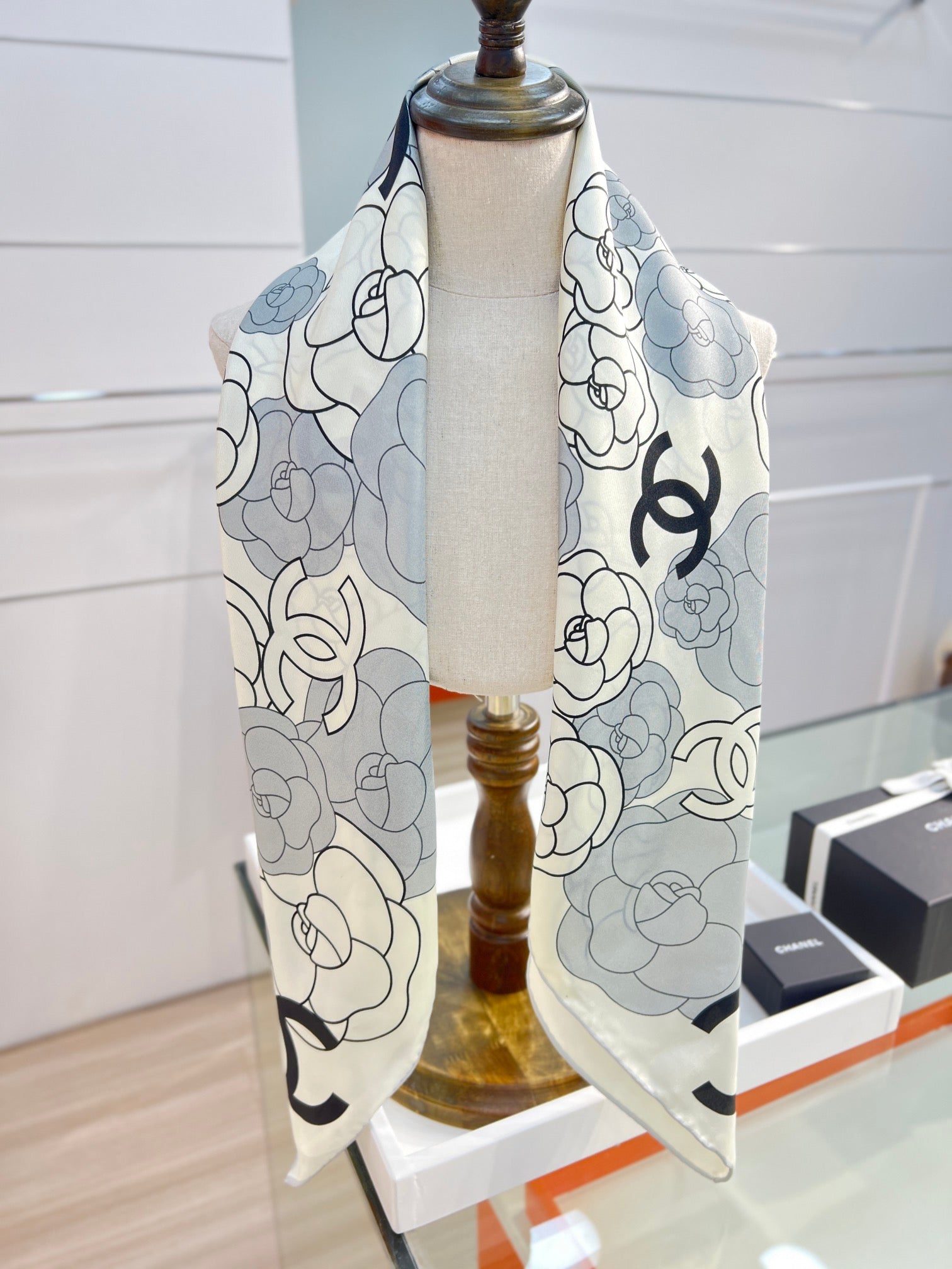 CC Square Scarf 90 CM In Grey Black And White Camellia Logo Print Silk Twill 288739