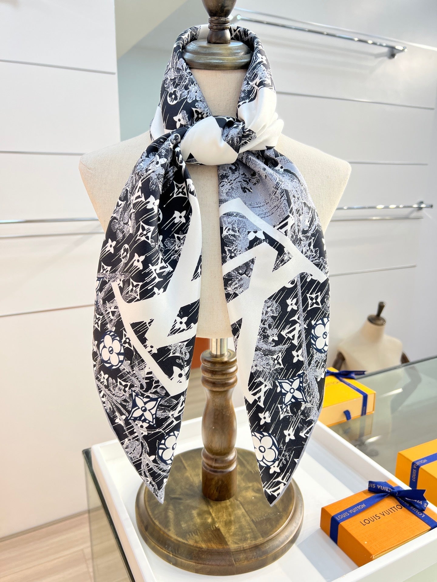 LV Double Sided Scarf 90 Black White Mulberry Silk 168821
