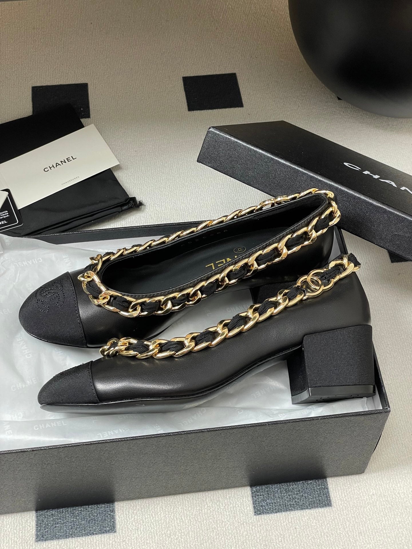 Chanel 25A 55mm Pump Big Chain Double C Black Sheepskin 393815