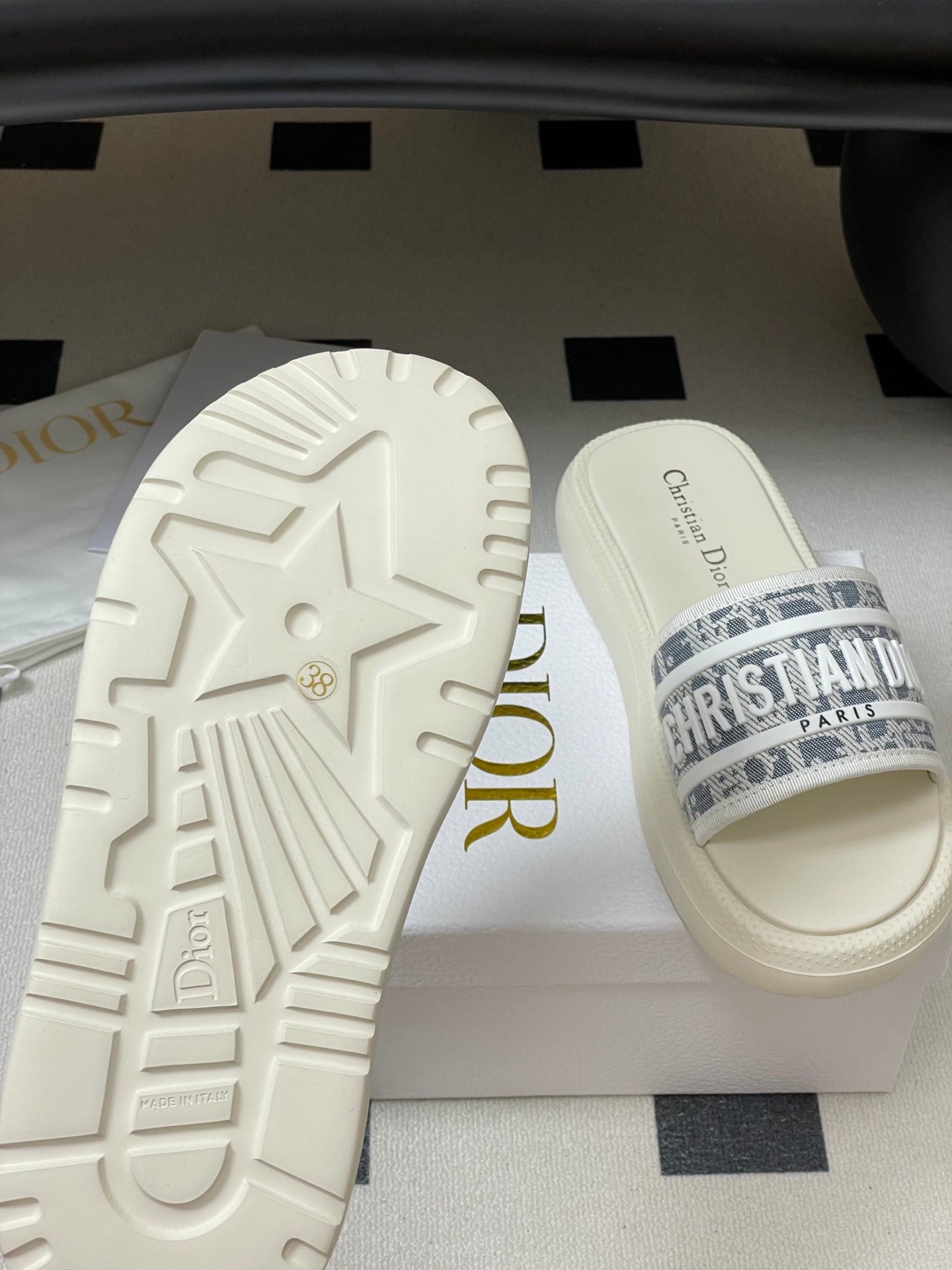 CD 25  Slippers White Gray Fabric 394062