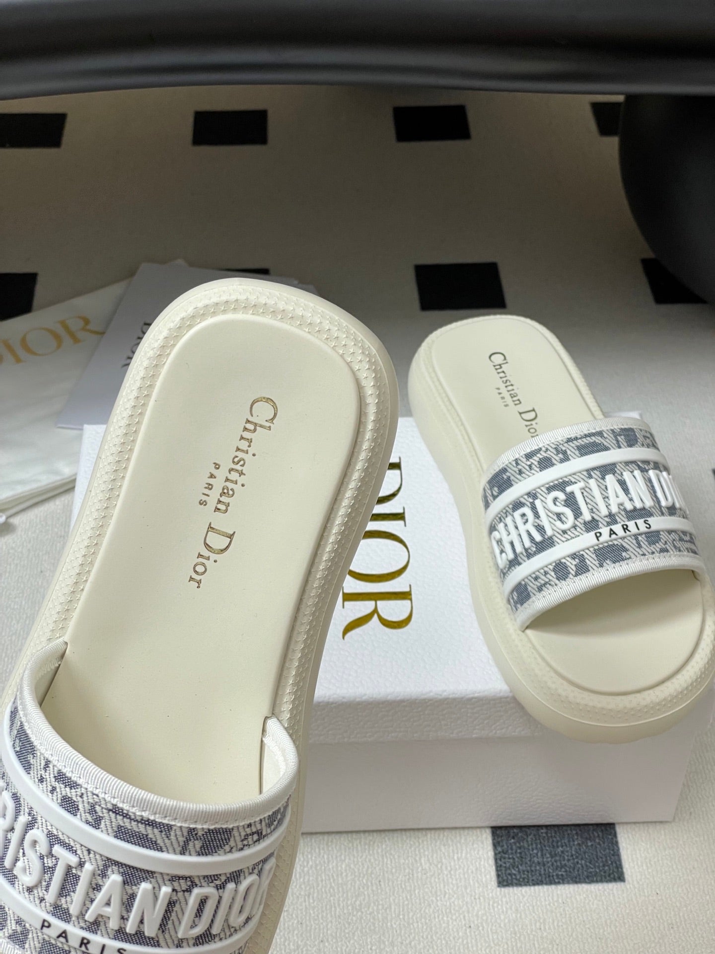CD 25  Slippers White Gray Fabric 394062