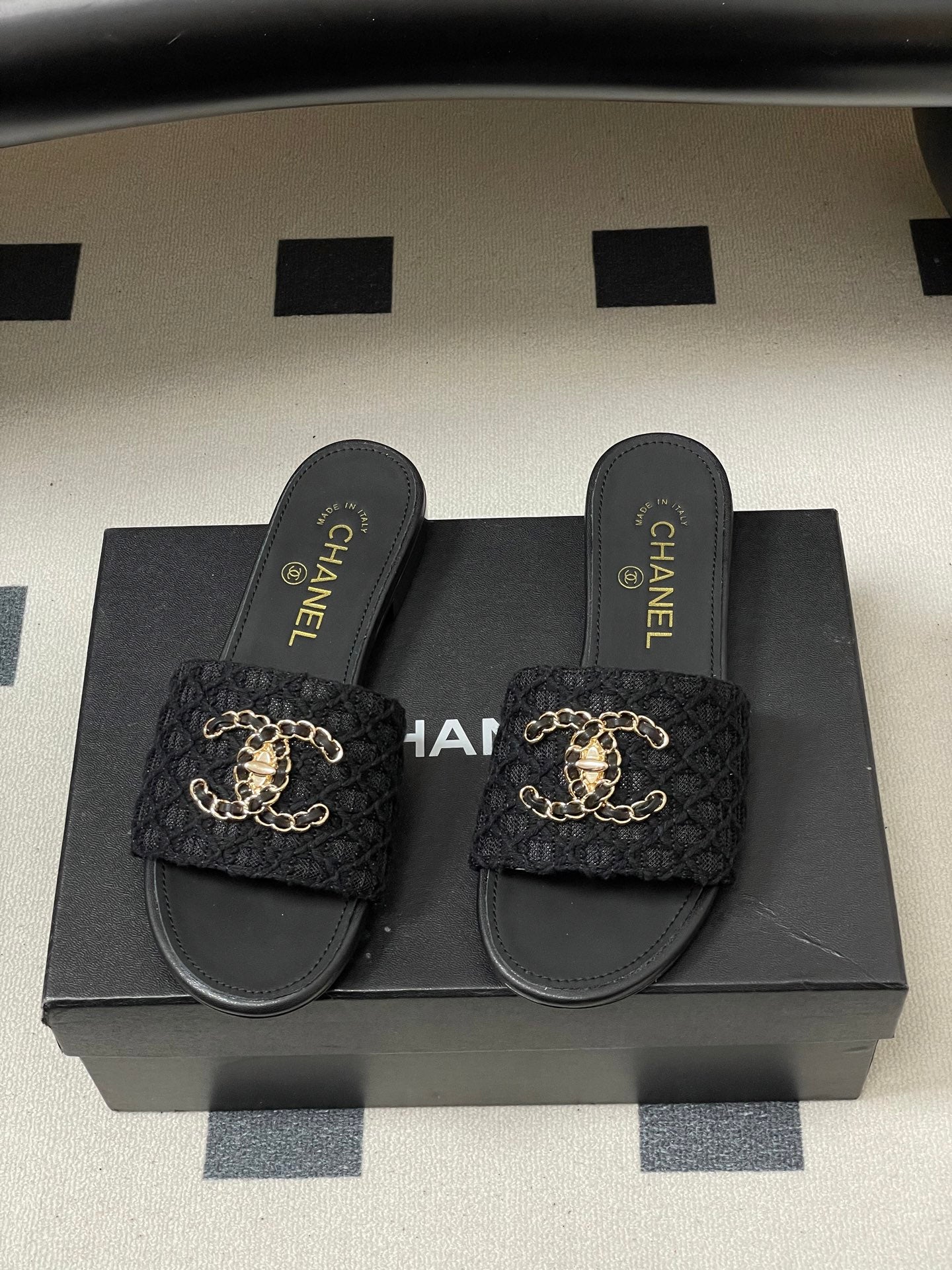 CC 26s Flat Slippers Black Fabric Sheepskin 649492