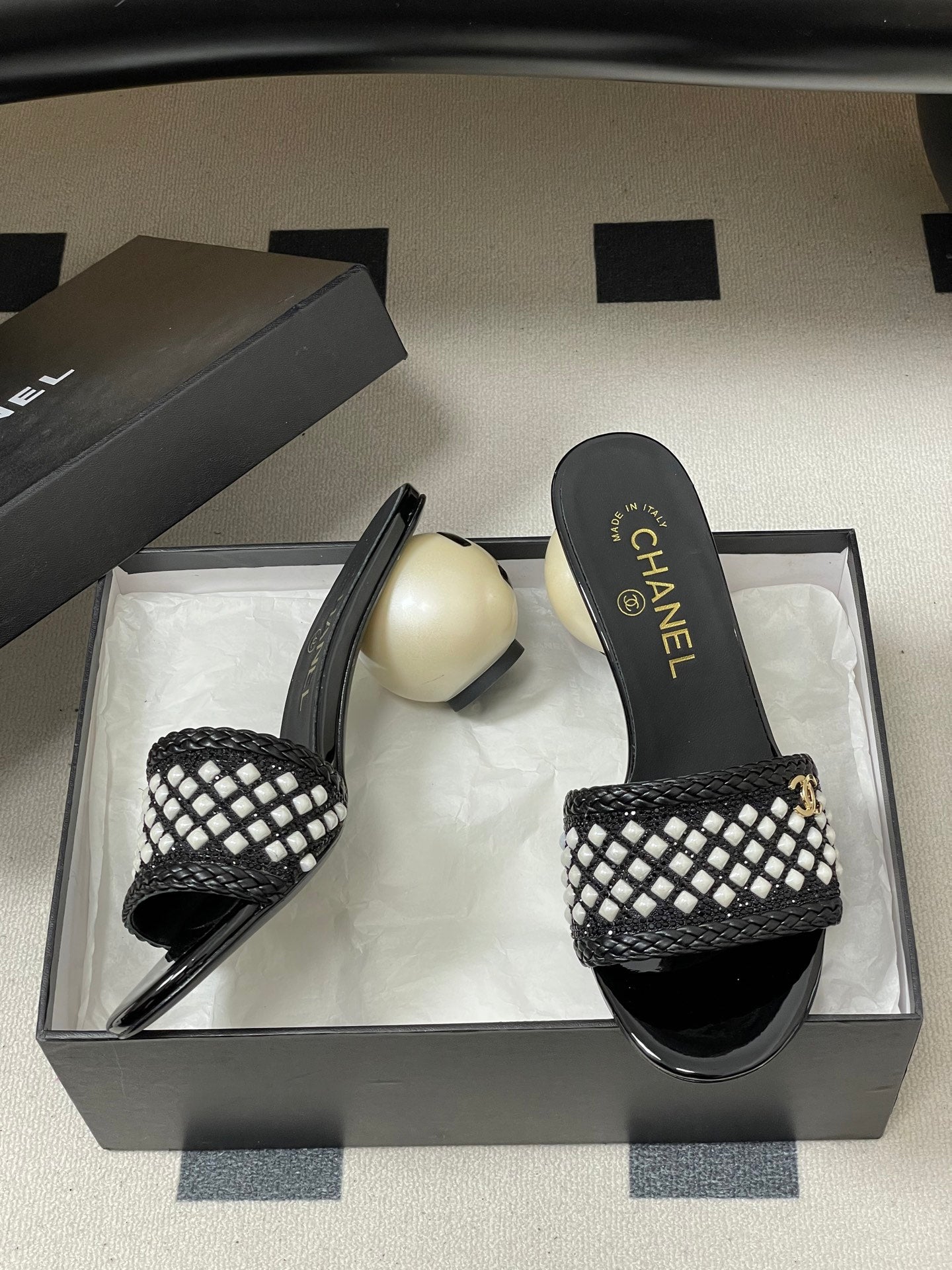 CC 26s Pearl Sandals 70 Black Patent Leather 649540