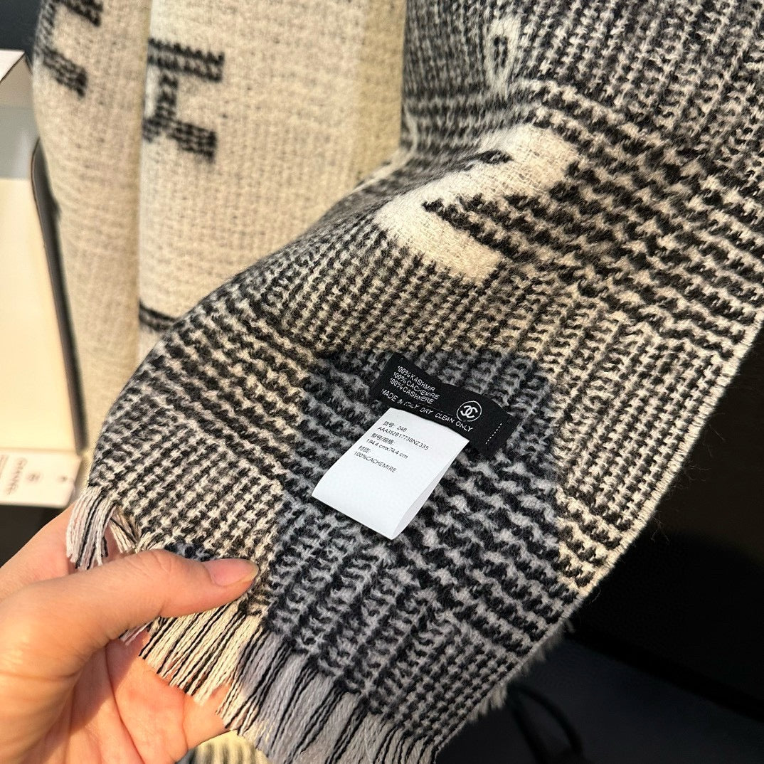 CC Scarf 194.4 CM In White Mix Black Cashmere 421437