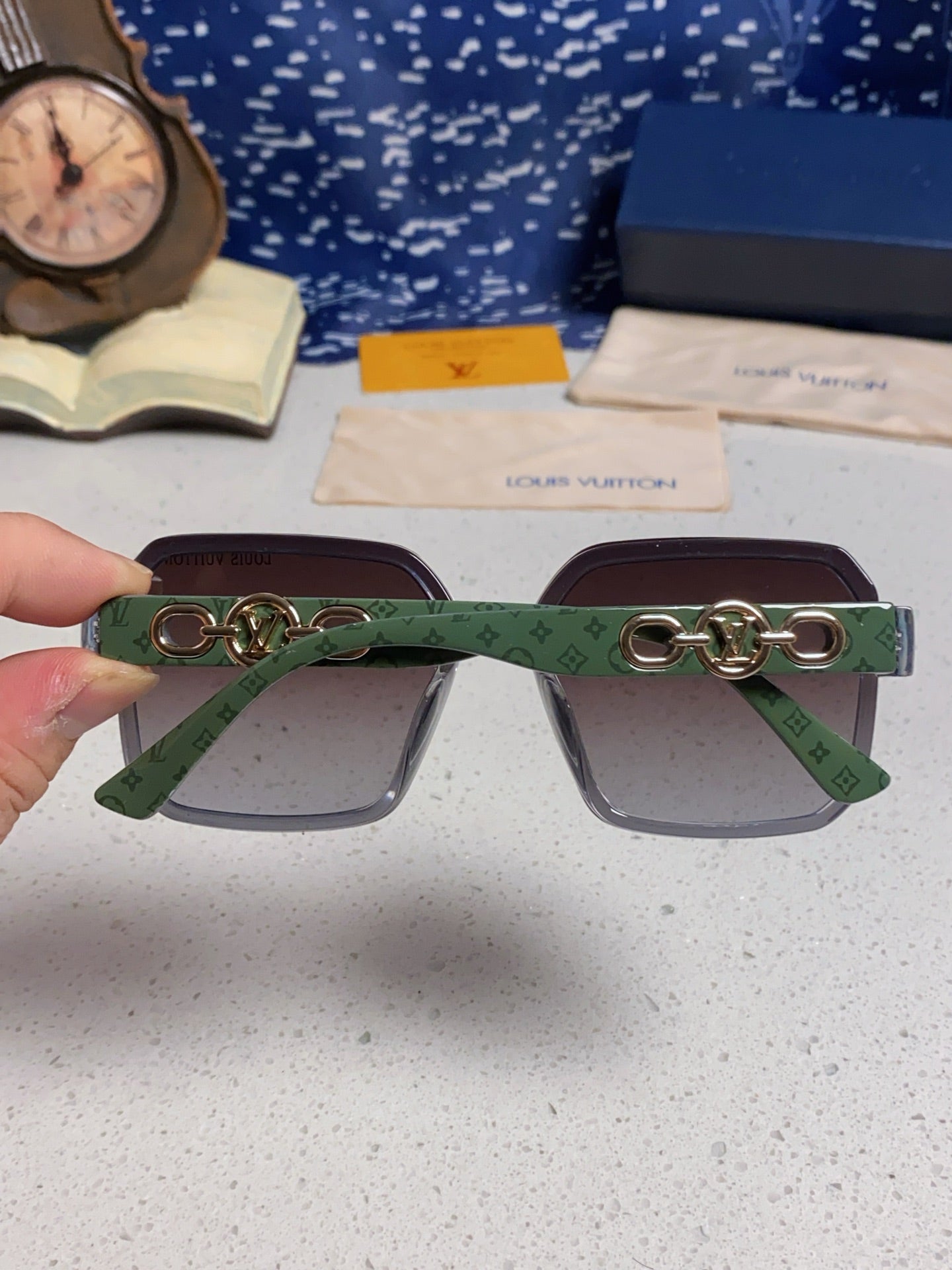 SQUARE SUNGLASSES 573318 IN GREEN ACETATE GREY SMOKE LENS