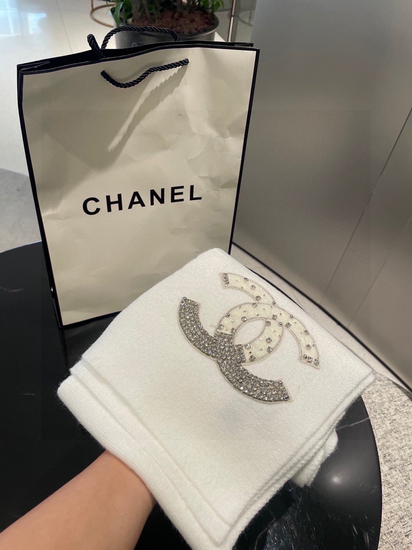 CC Rhinestone-Embellished Shawl 180 CM In White Cashmere Wool 363686