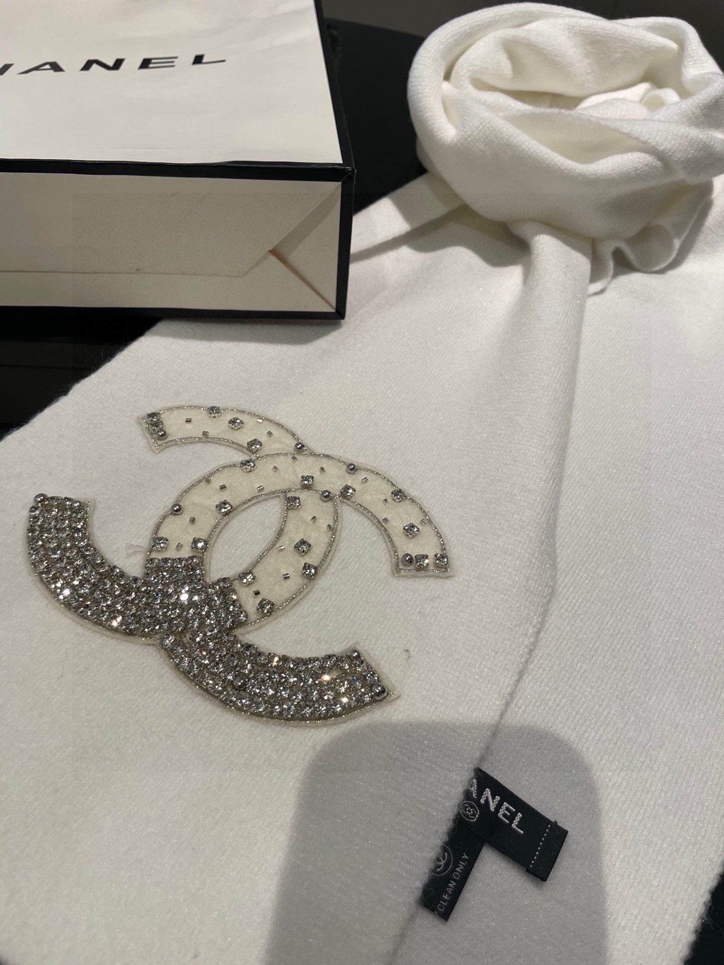 CC Rhinestone-Embellished Shawl 180 CM In White Cashmere Wool 363686