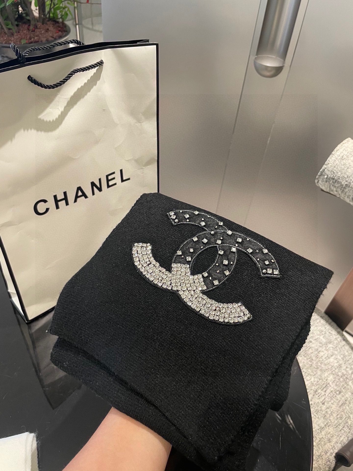 CC Rhinestone-Embellished Shawl 180 CM In Black Cashmere Wool 363687