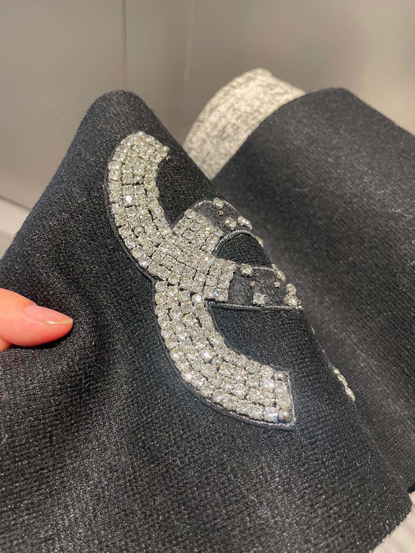 CC Rhinestone-Embellished Shawl 180 CM In Black Cashmere Wool 363687
