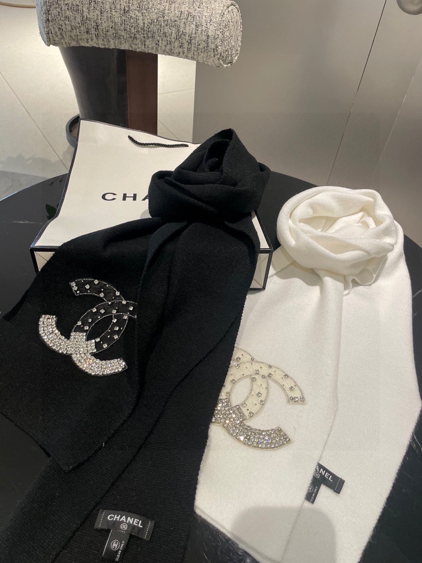 CC Rhinestone-Embellished Shawl 180 CM In Black Cashmere Wool 363687