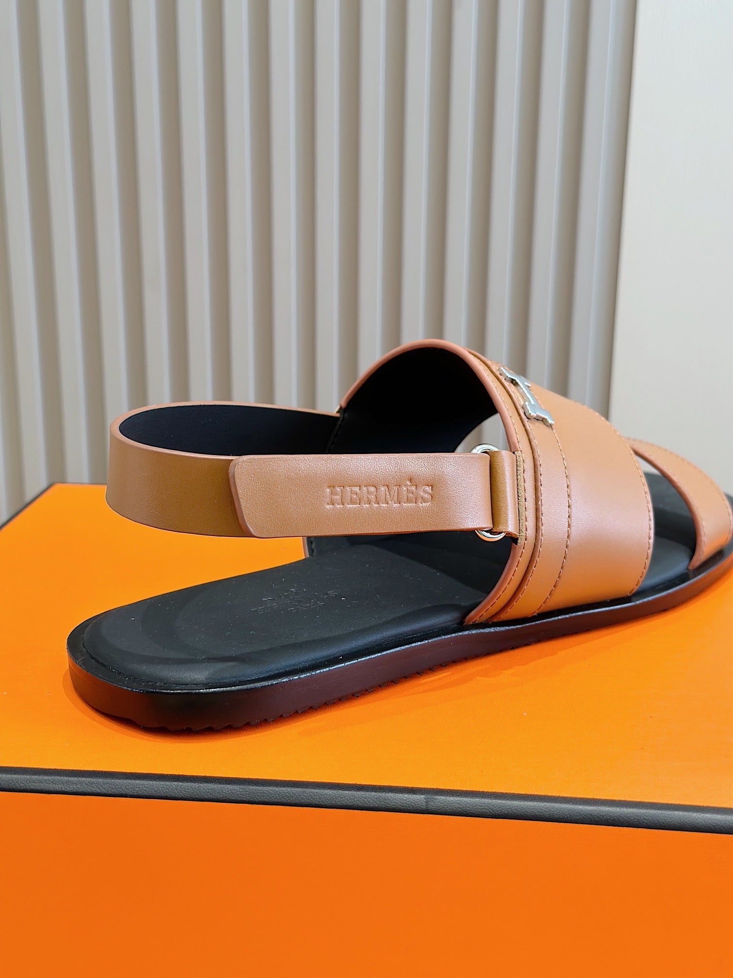 HM HENRIO FLAT SANDAL CARAMEL CALFSKIN