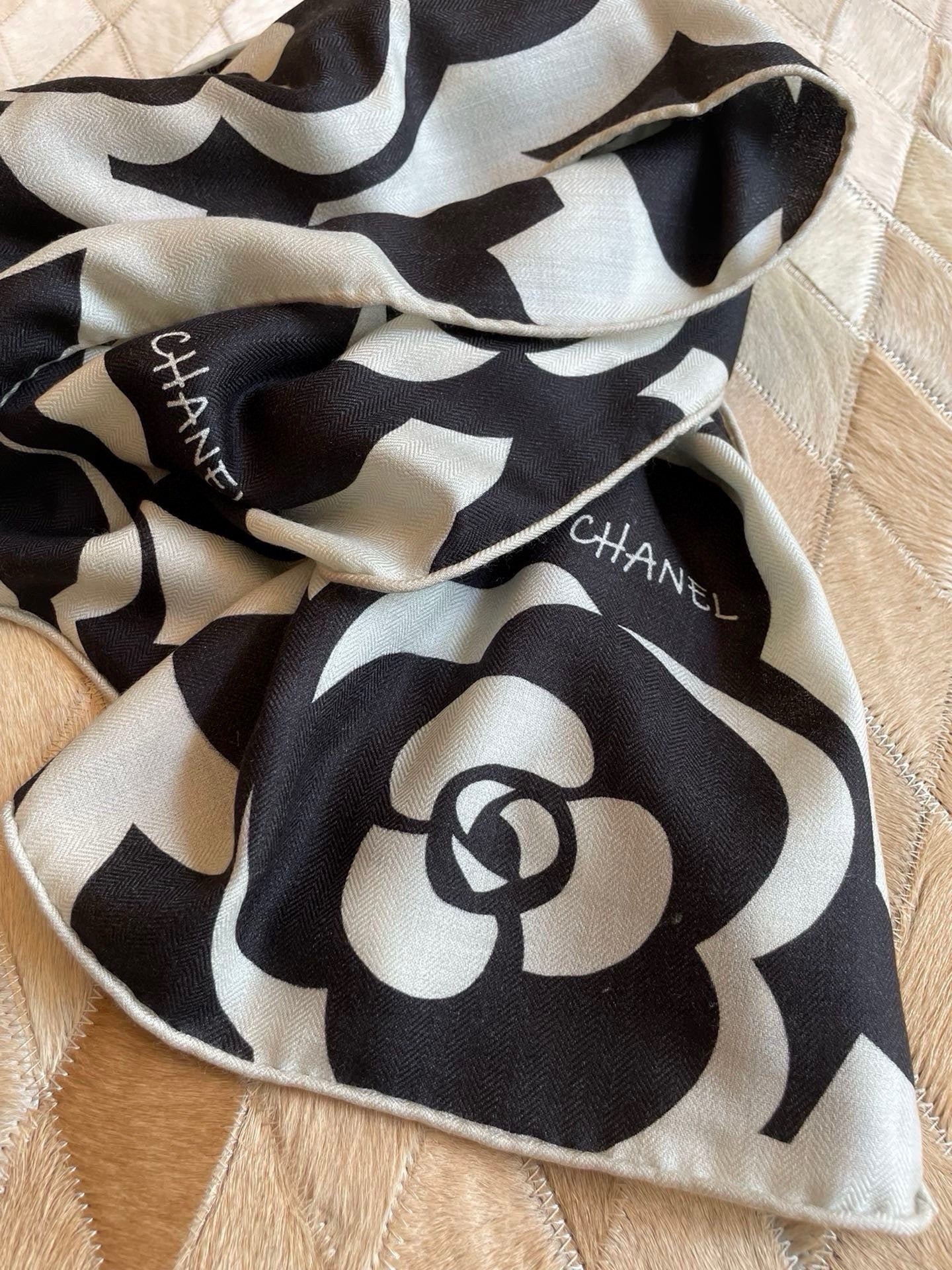 CC Scarf 190 CM In Black And White Floral Print Cashmere Silk 208542