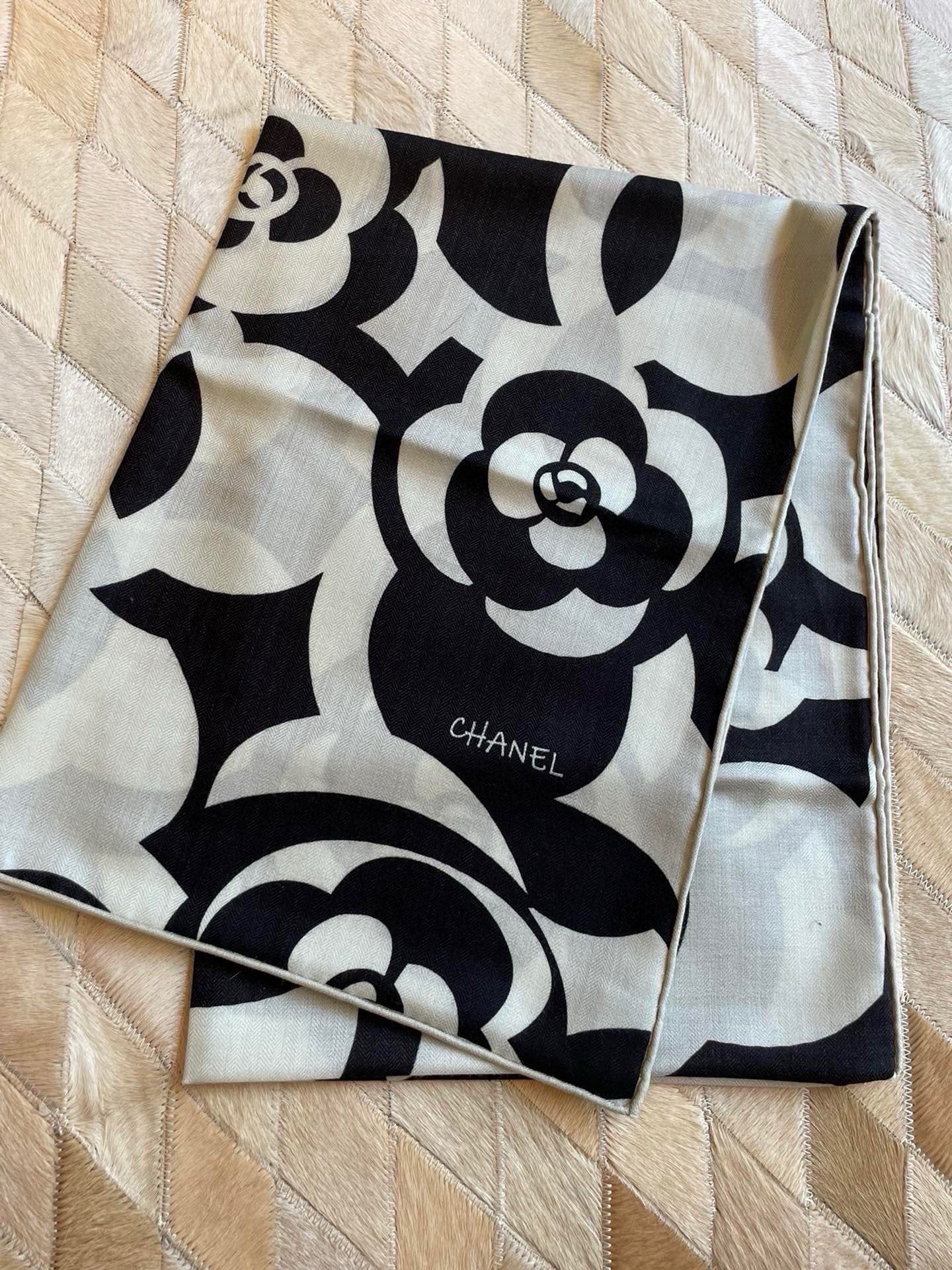 CC Scarf 190 CM In Black And White Floral Print Cashmere Silk 208542