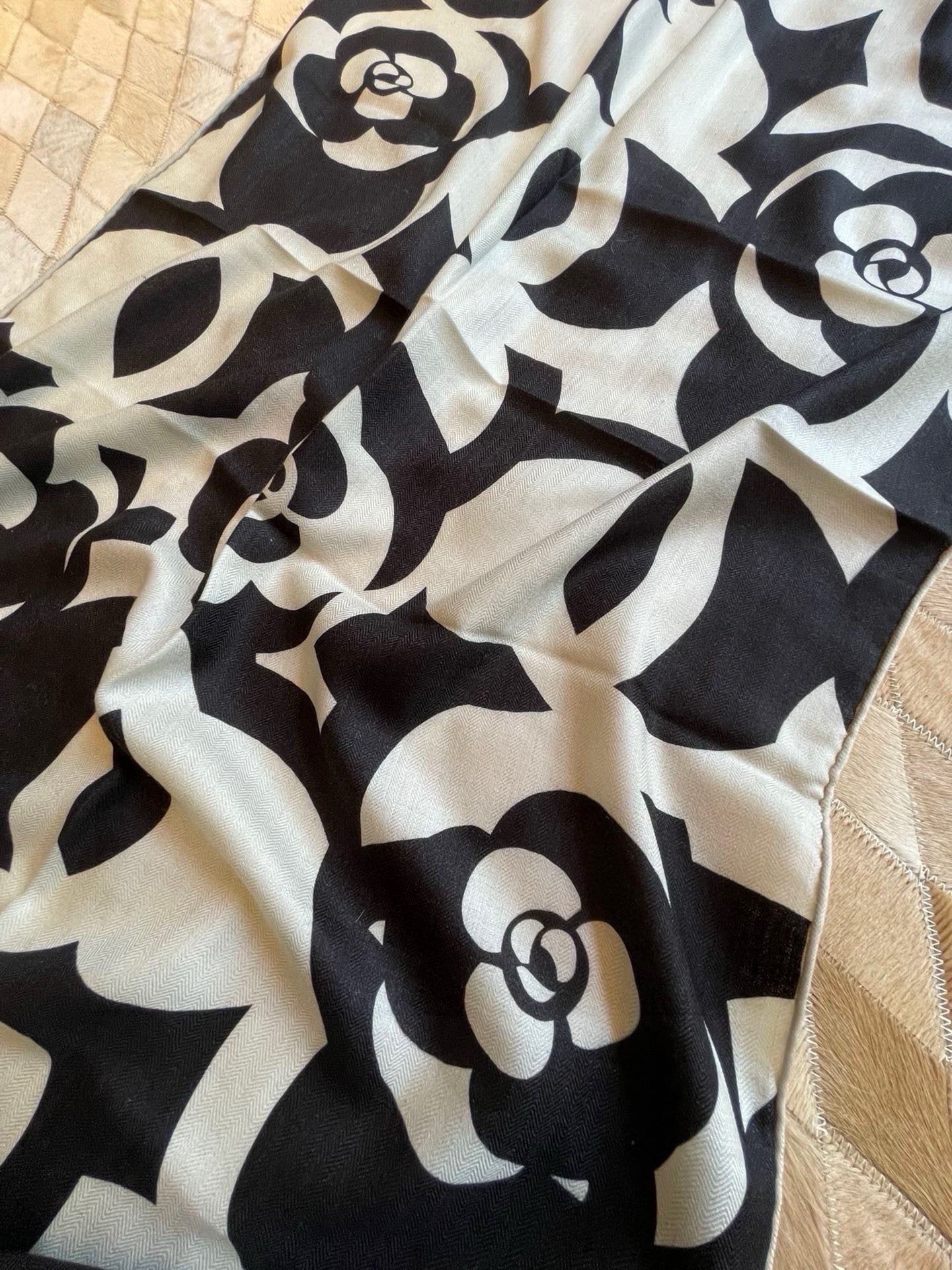 CC Scarf 190 CM In Black And White Floral Print Cashmere Silk 208542