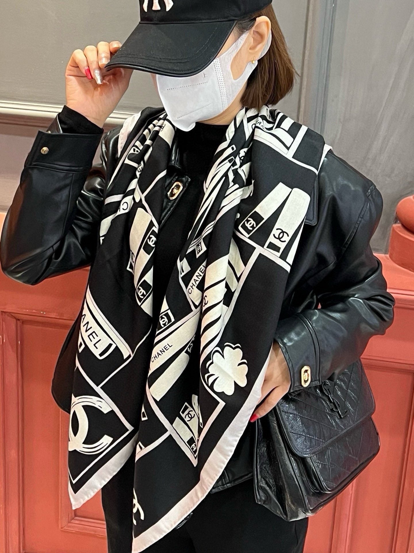 CC Square Scarf 110 CM In Black Mix White Cashmere Silk 221427