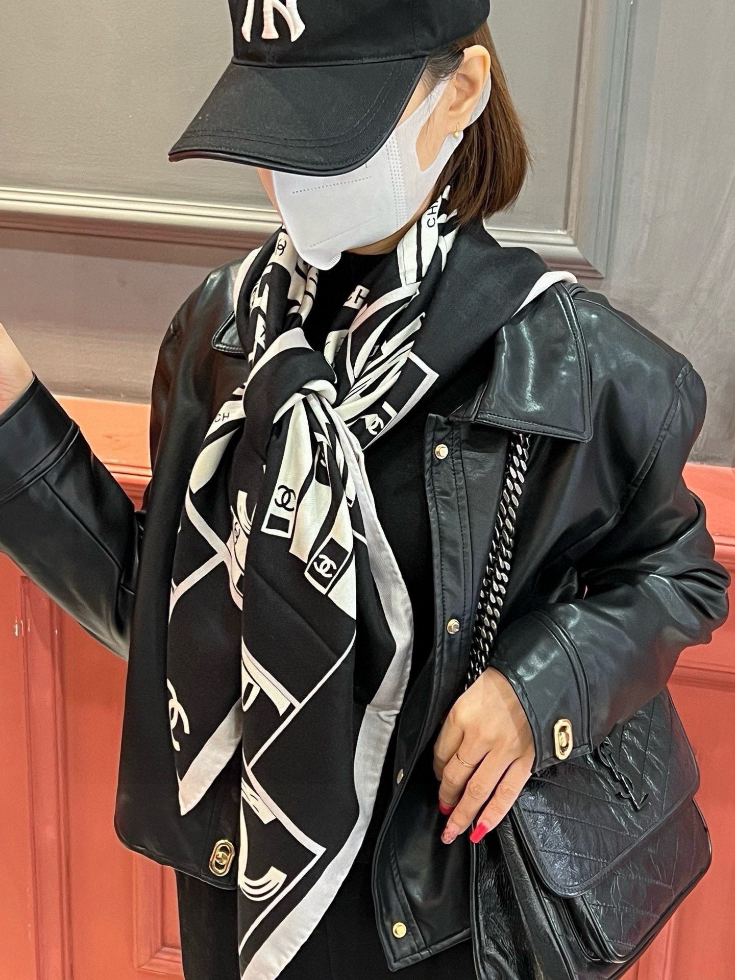 CC Square Scarf 110 CM In Black Mix White Cashmere Silk 221427