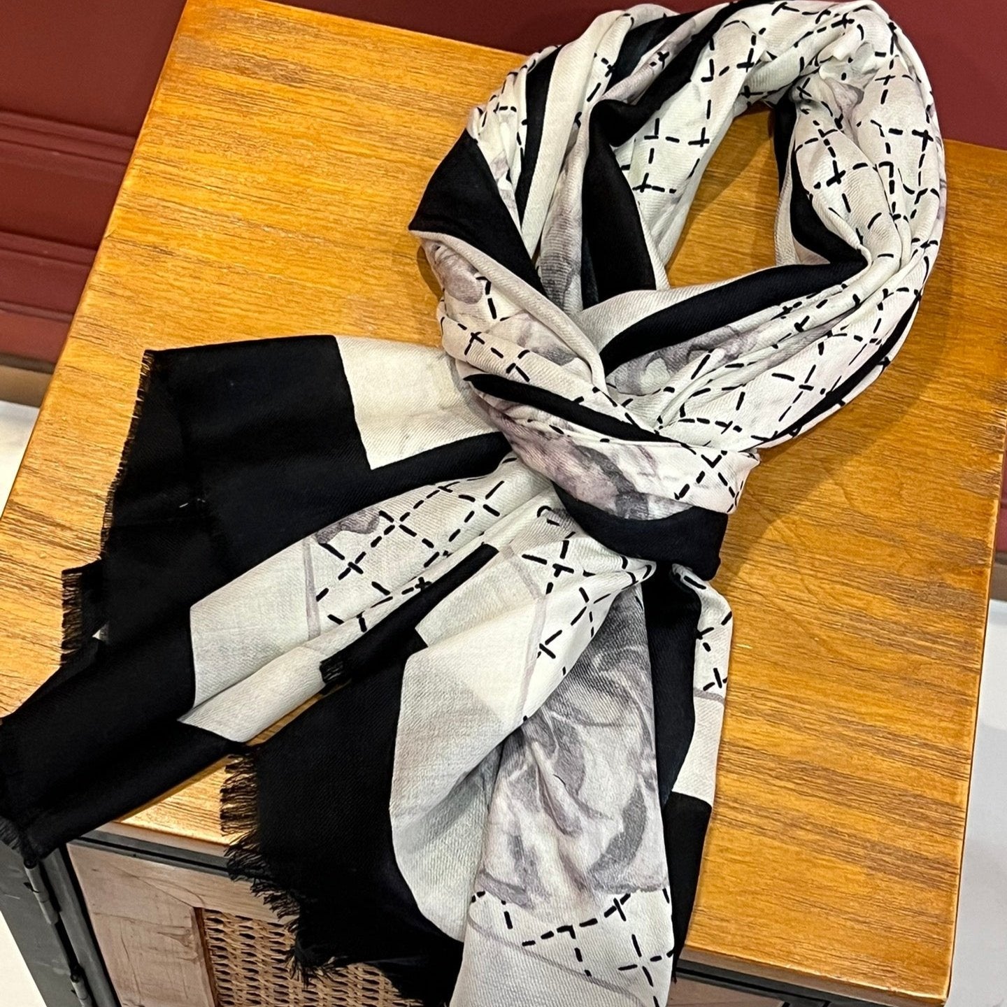 CC Scarf 200 CM In White Black Cashmere Silk  255990