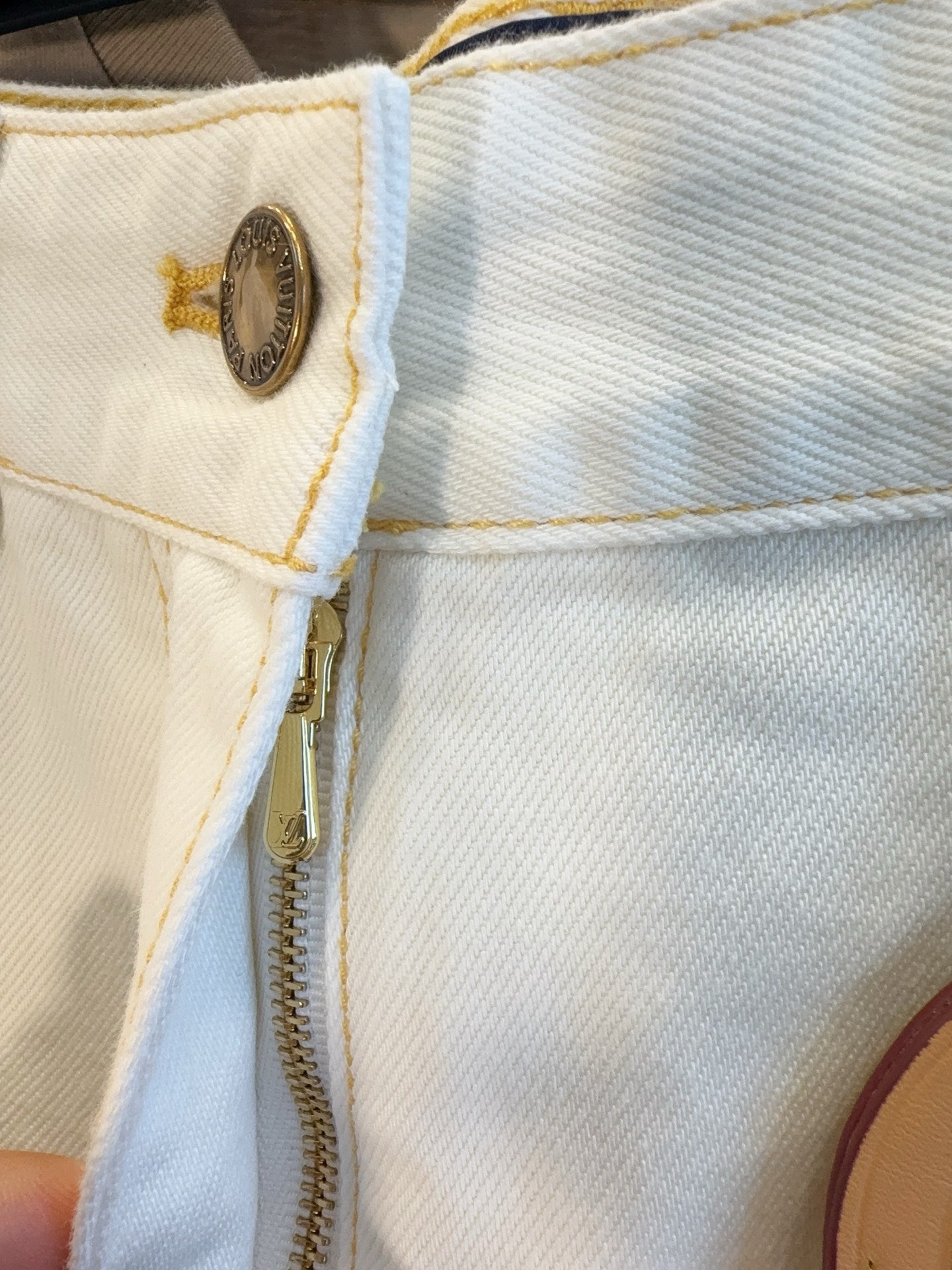 LV 25 Versatile  Slimming Denim Shorts White Cotton