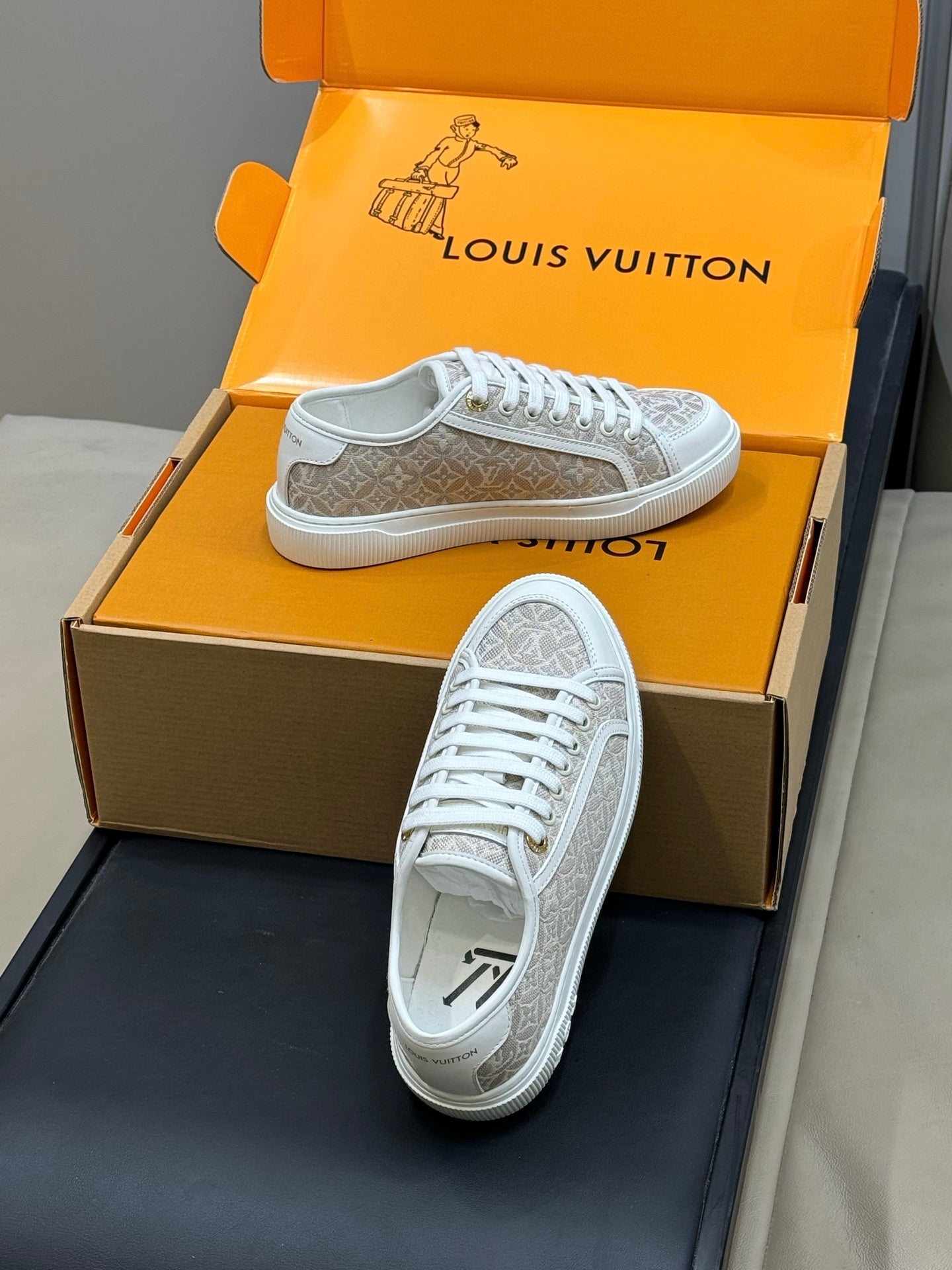 LV 26ss Sneaker Gray White Monogram Denim Leather 621646
