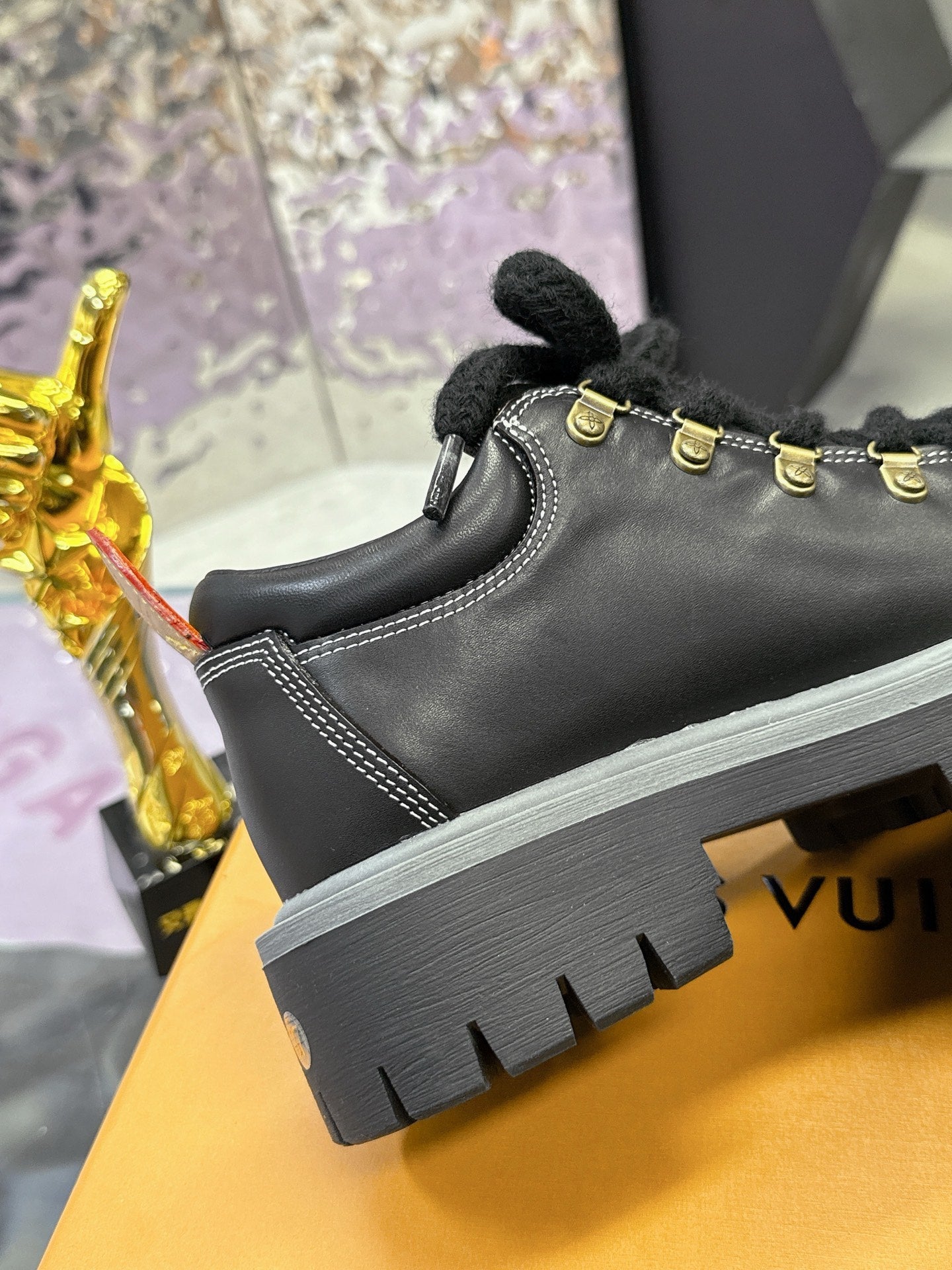 LV 26ss Sneaker Black Sheepskin 672127