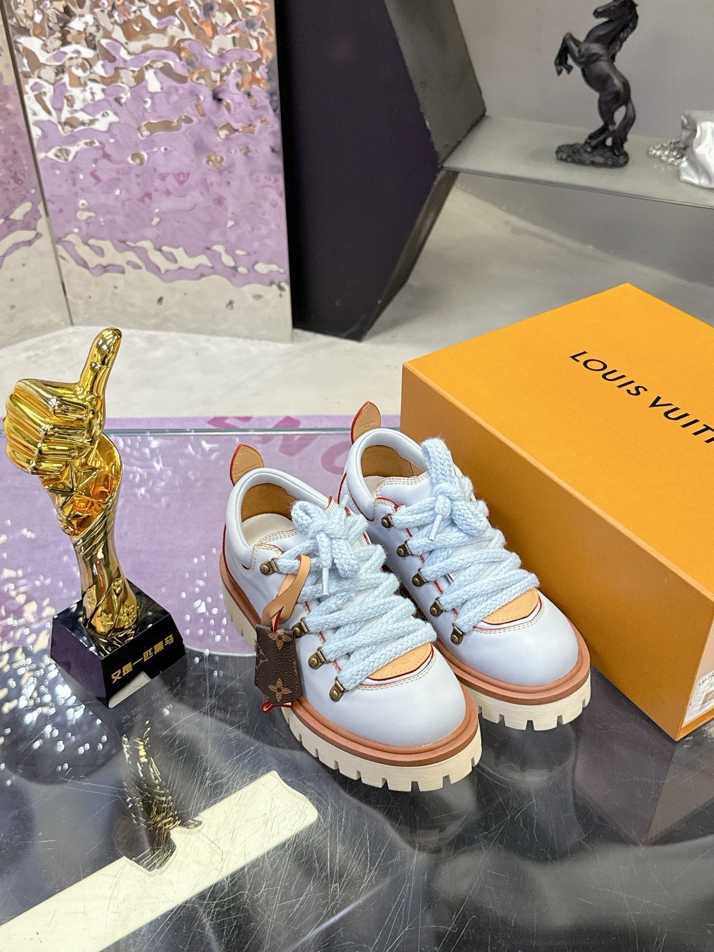 LV 26ss Sneaker Baby Blue Brown Sheepskin 672129