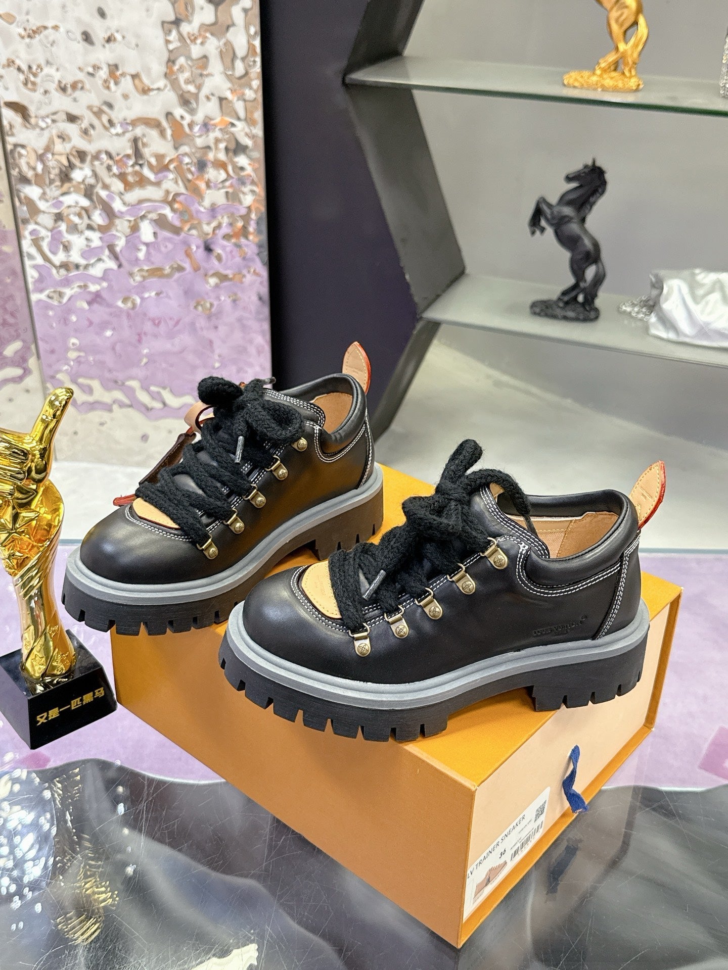 LV 26ss Sneaker Black Sheepskin 672127
