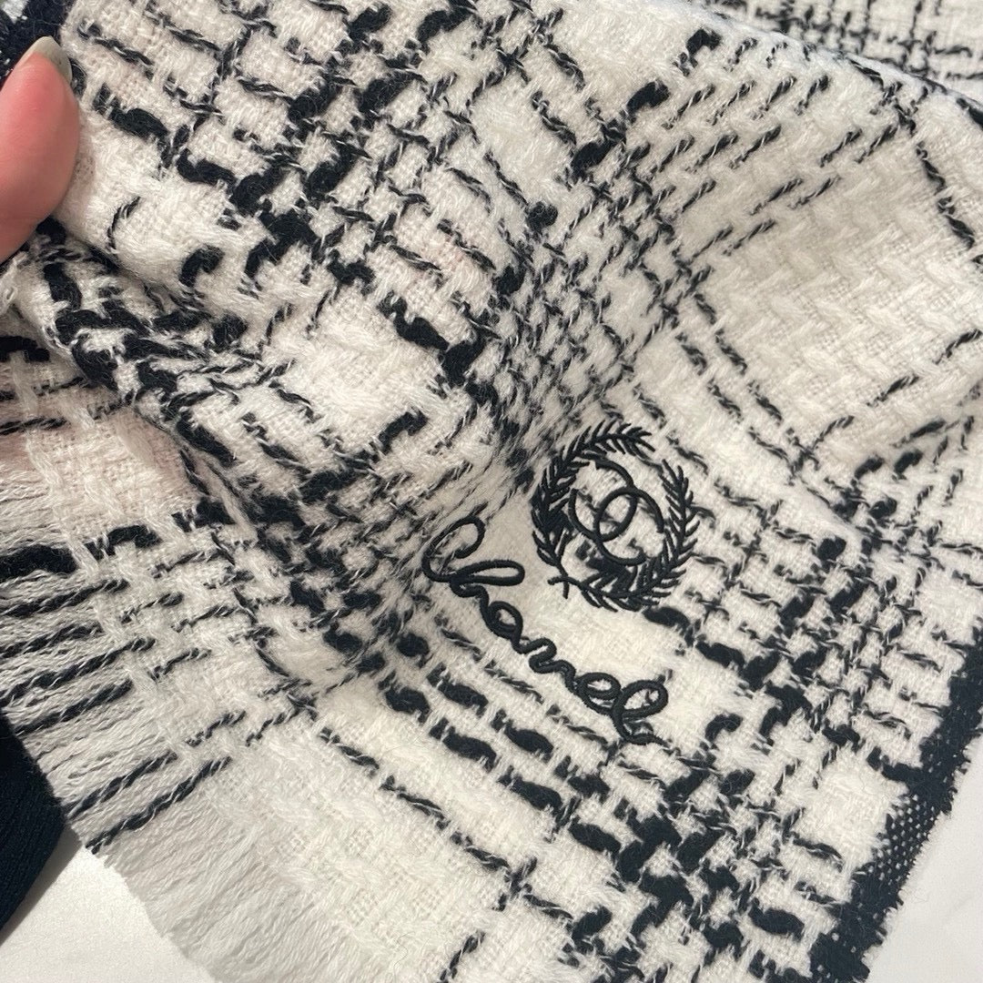 CC Scarf 186 CM In White With Black Stripes Fleece Wool 418245