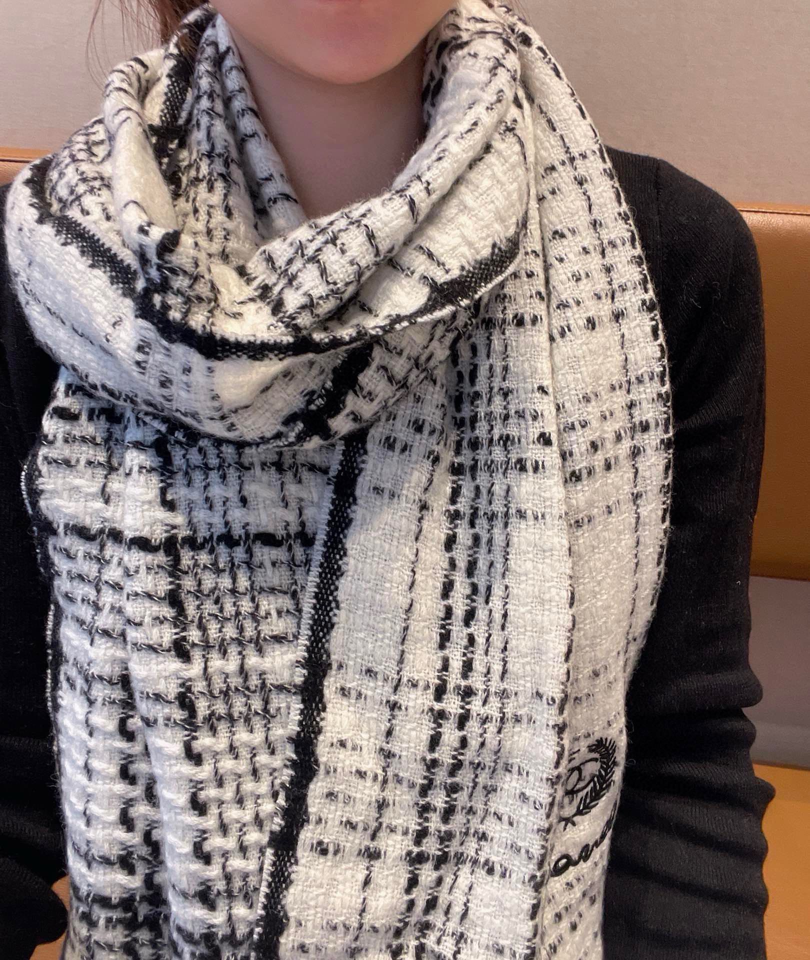 CC Scarf 186 CM In White With Black Stripes Fleece Wool 418245