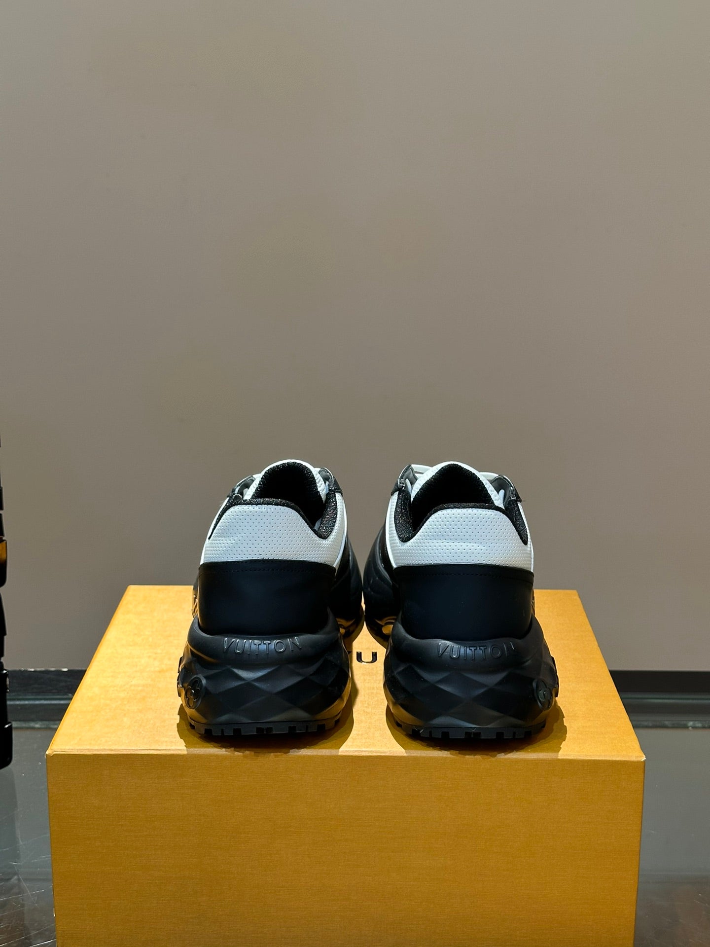THICK-SOLED SNEAKER BLACK AND WHITE CALFSKIN