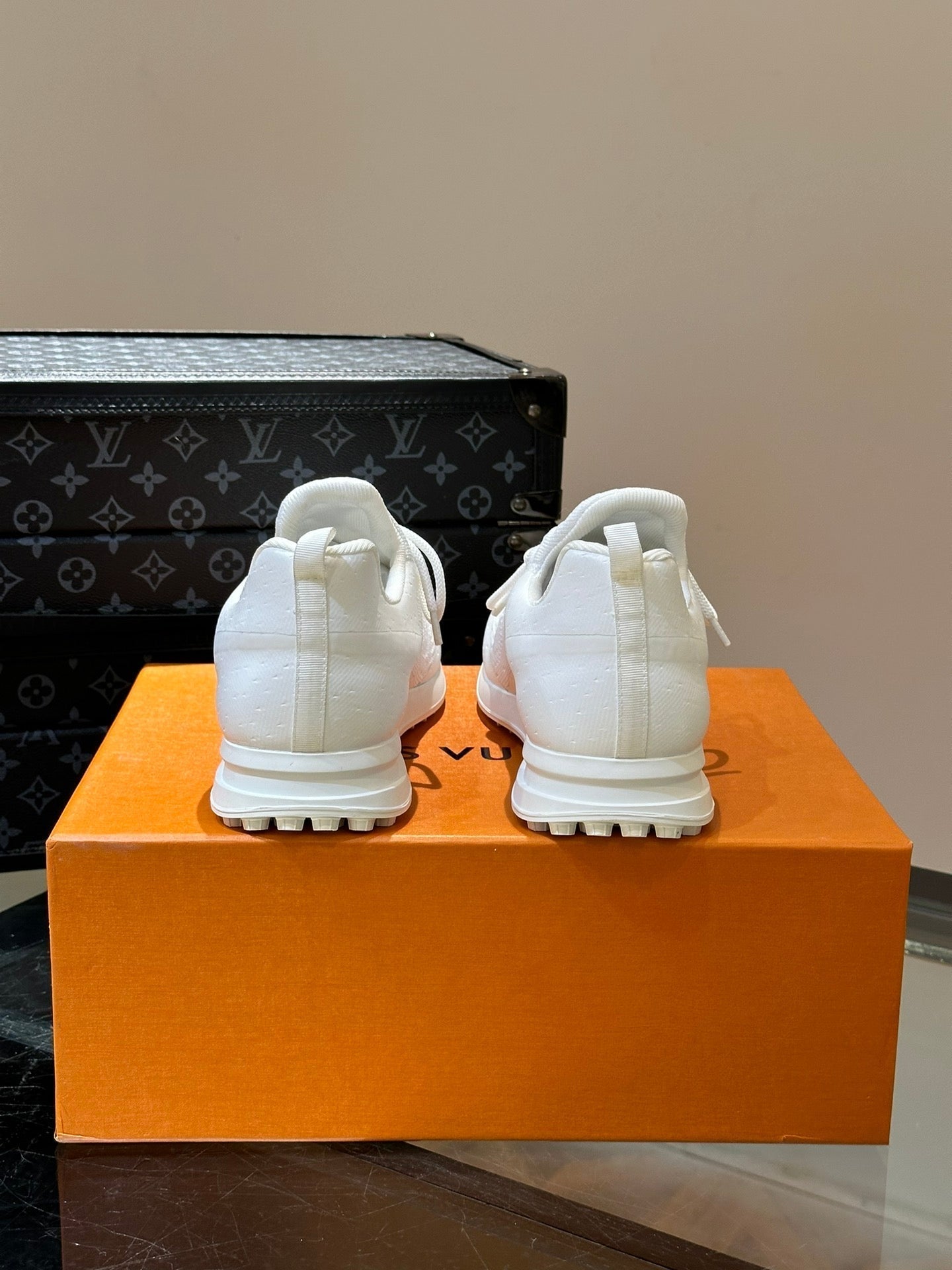 LV SNEAKERS IN WHITE CALFSKIN AND FABRIC BREATHABLE