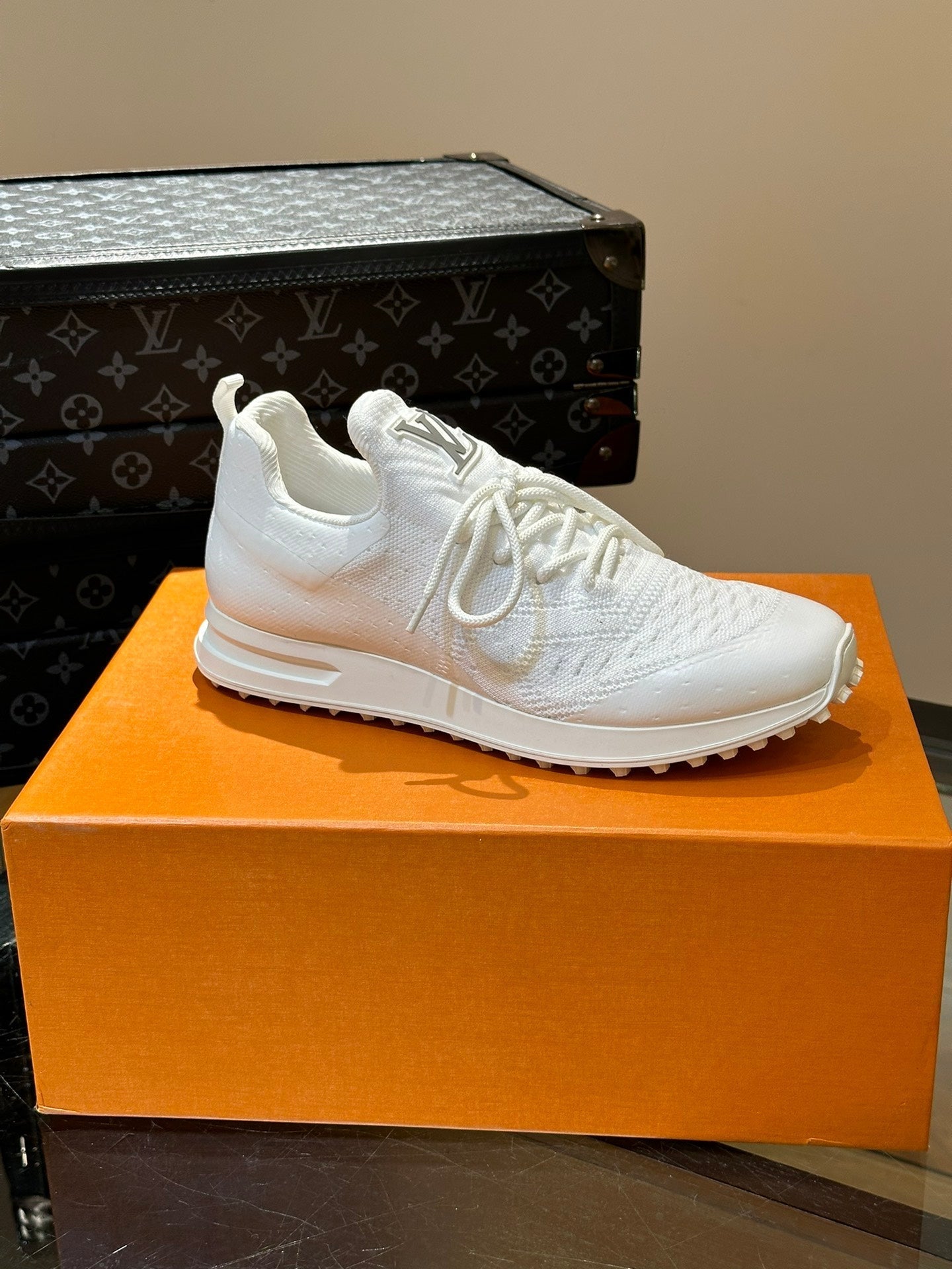LV SNEAKERS IN WHITE CALFSKIN AND FABRIC BREATHABLE