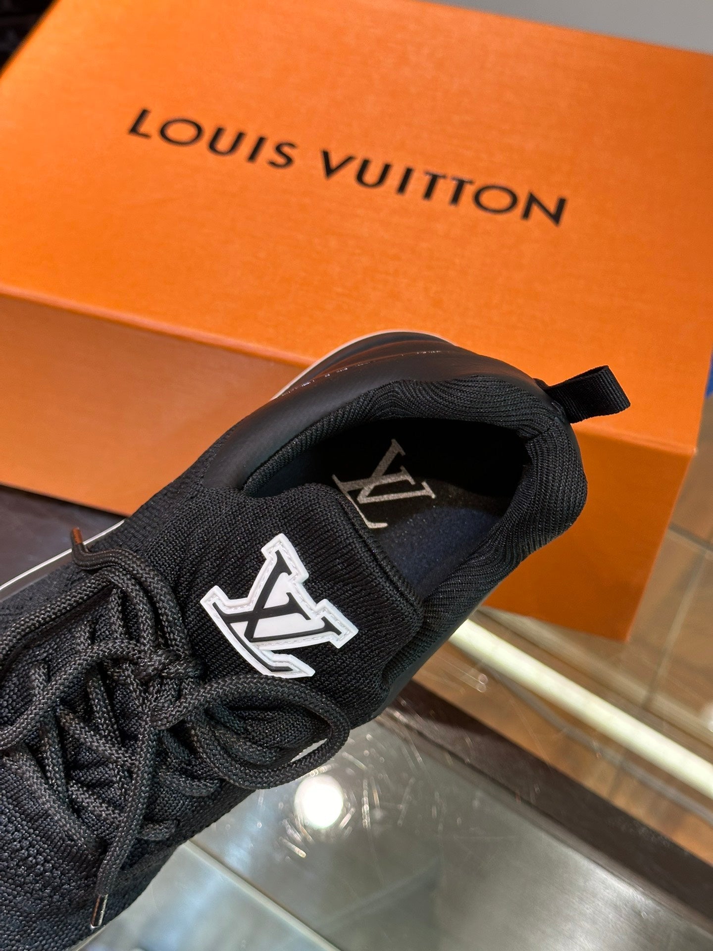 LV SNEAKERS IN BLACK CALFSKIN AND FABRIC BREATHABLE