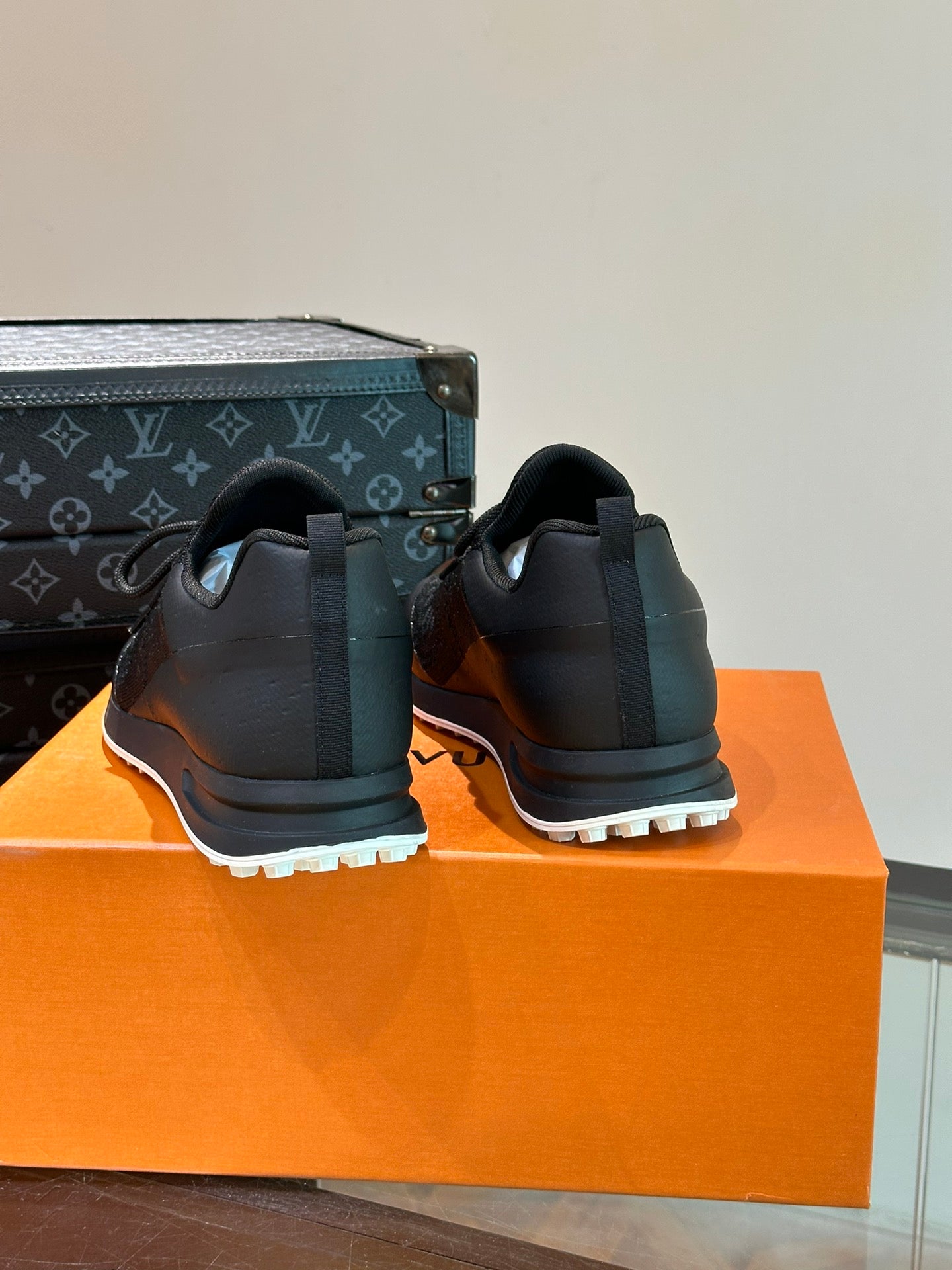 LV SNEAKERS IN BLACK CALFSKIN AND FABRIC BREATHABLE