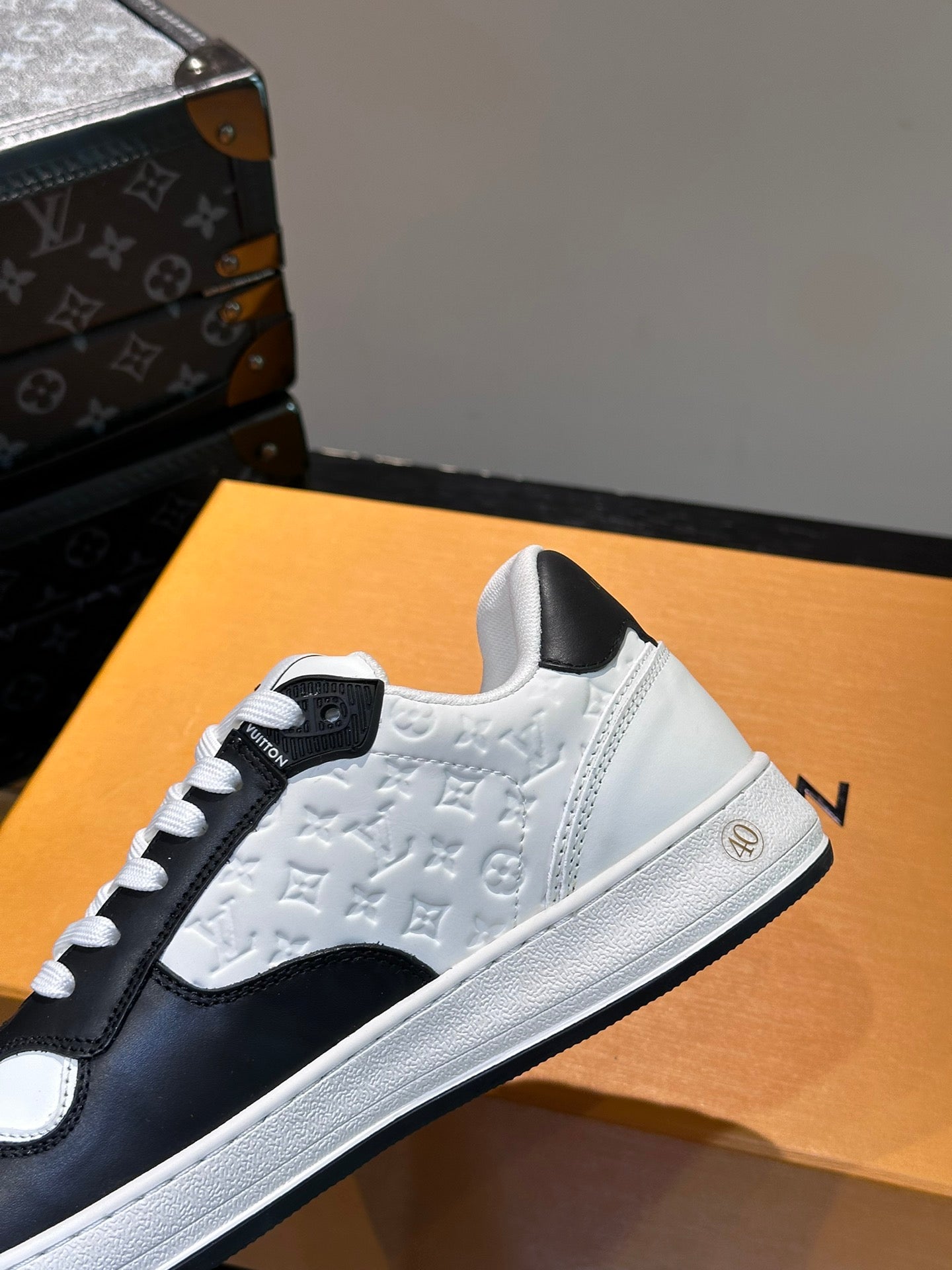 LV SNEAKER WHITE MIX BLACK EMBOSSED CALFSKIN