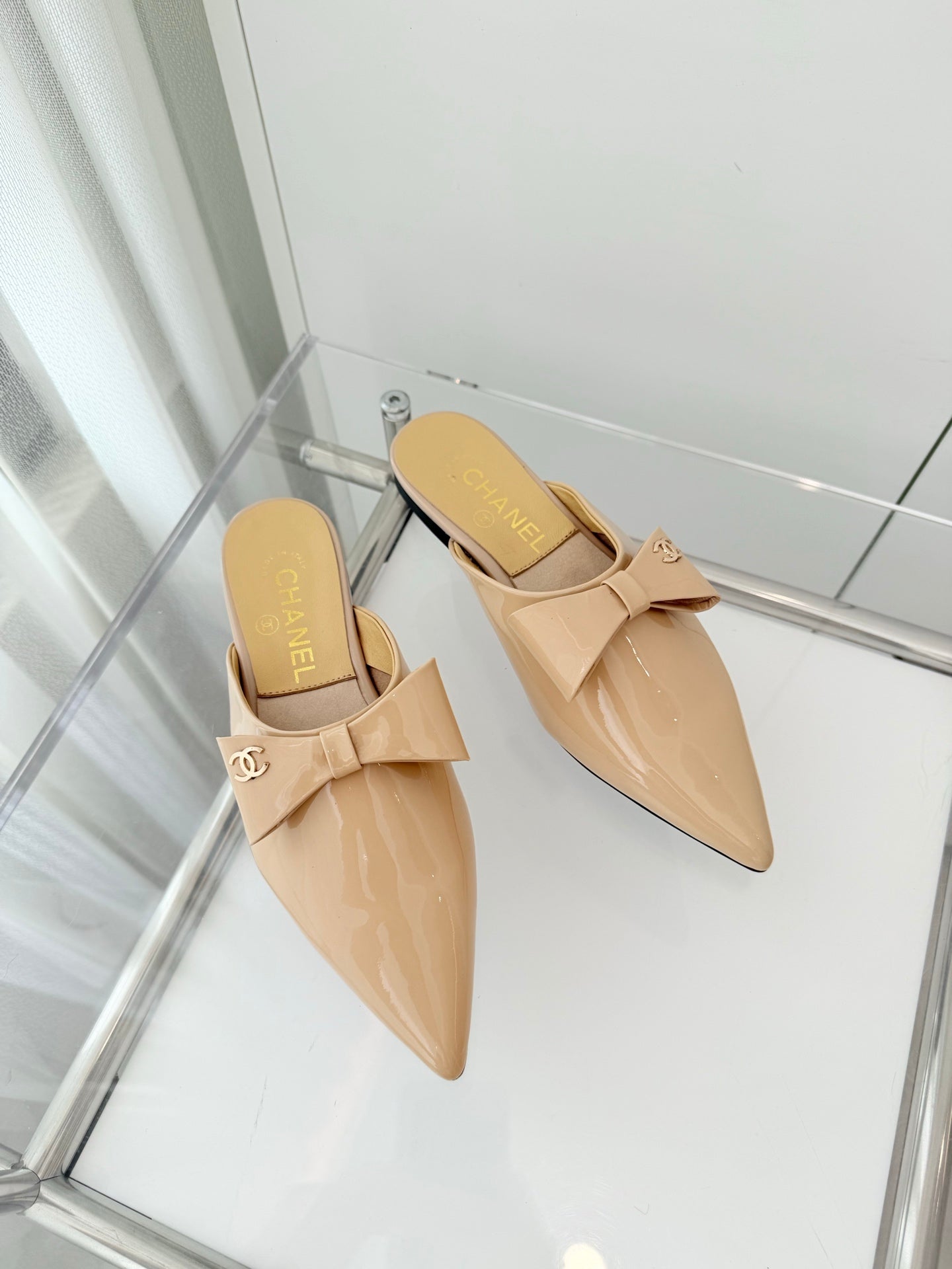Chanel 2026 New Flat Mules Patent Leather Sheepskin 823436