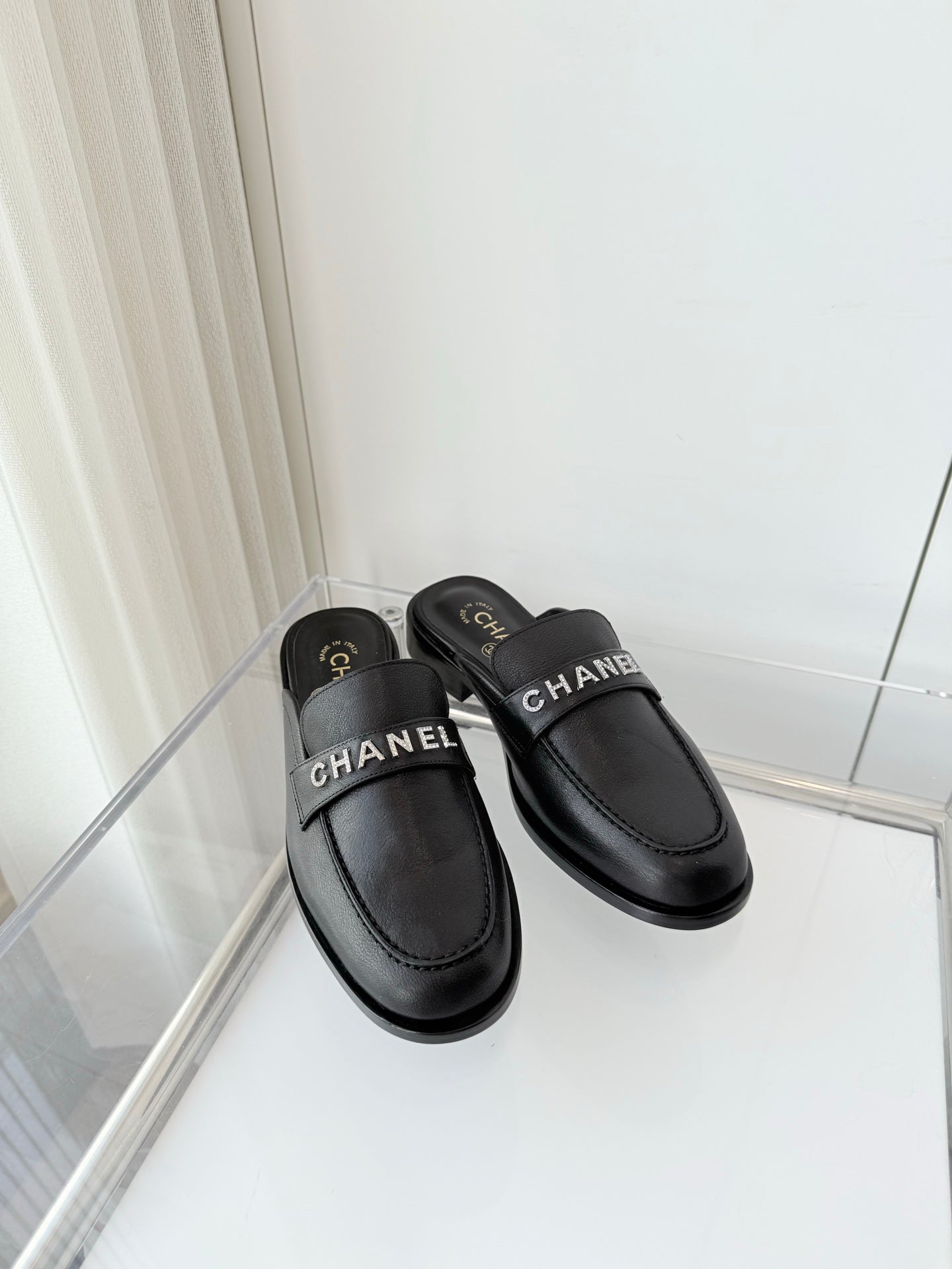 Chanel 2026 Diamond Logo Mules Cowhide Sheepskin 823471