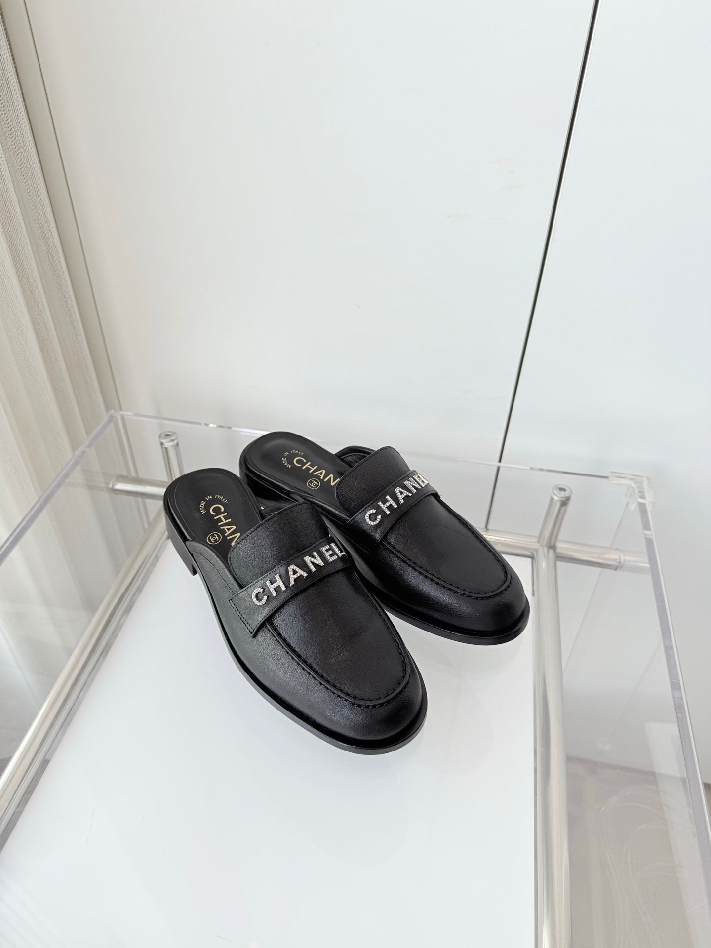 Chanel 2026 Diamond Logo Mules Cowhide Sheepskin 823471