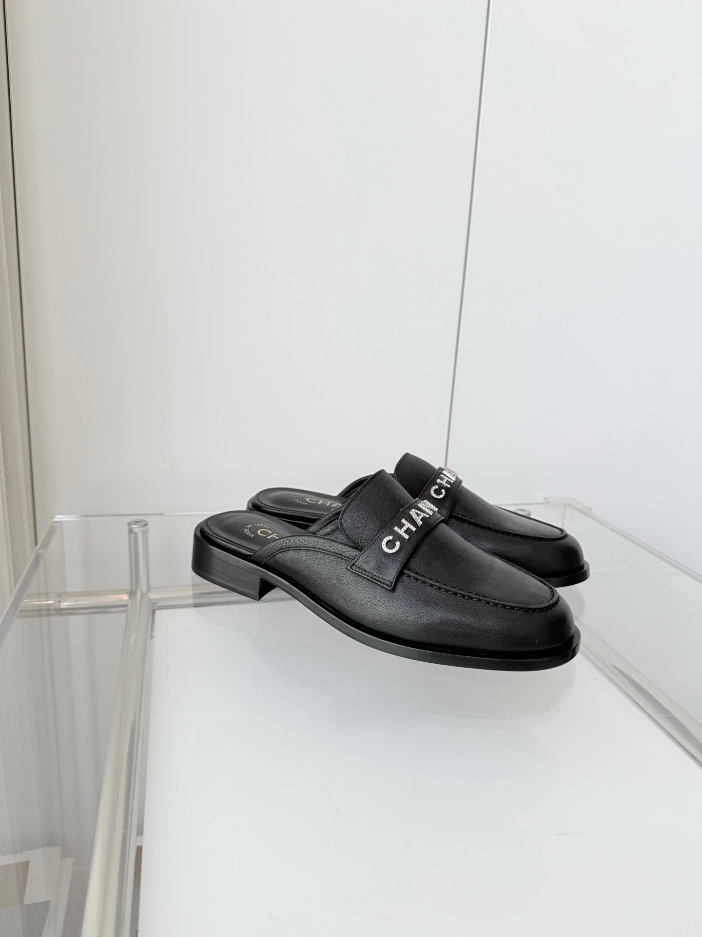Chanel 2026 Diamond Logo Mules Cowhide Sheepskin 823471